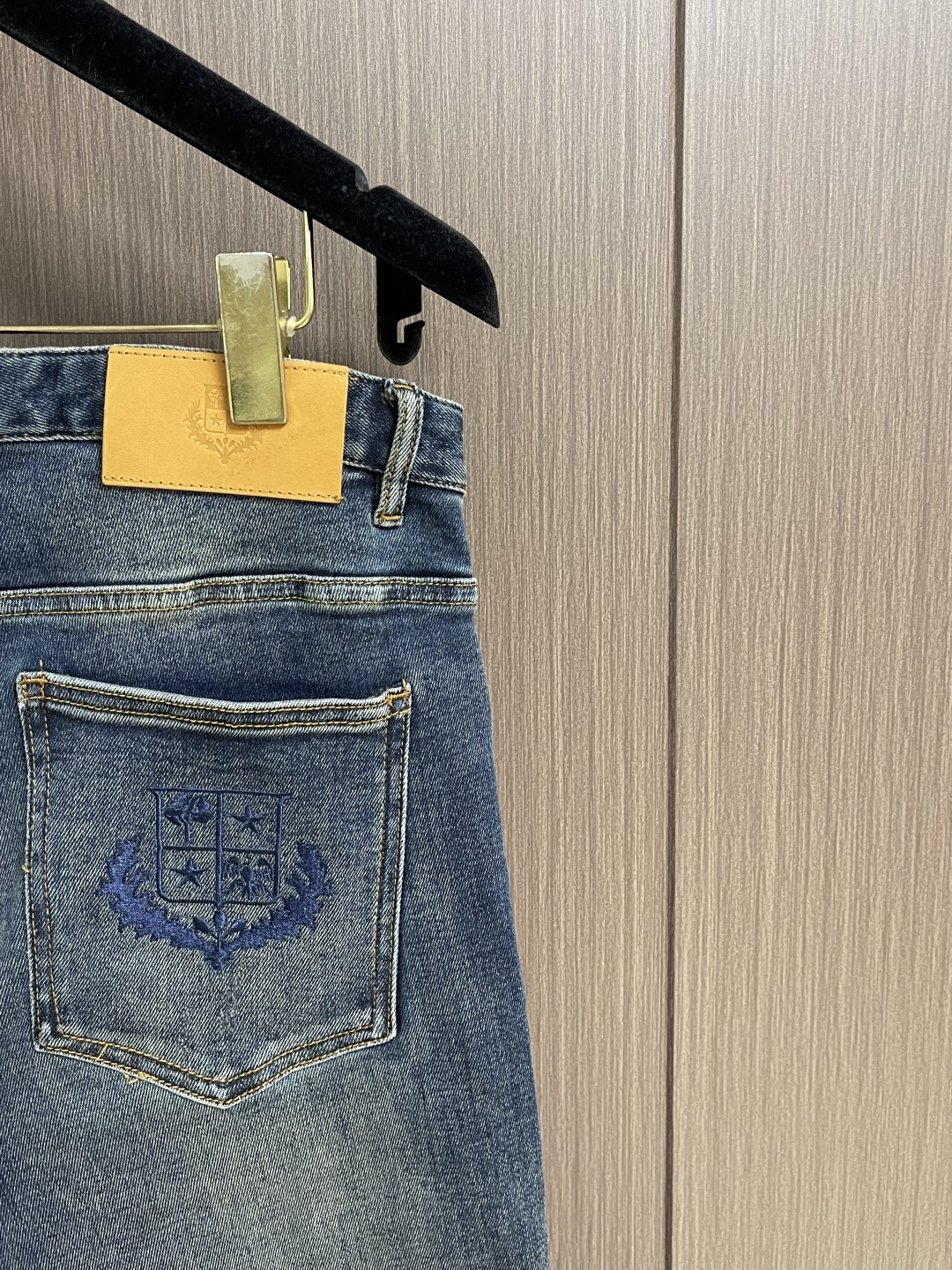 lP🆕 水洗直筒牛仔裤 肉眼可见的利落裁剪，直筒修身款裤型！100%定织定染牛仔丹宁布面，裤腰是经典的皮