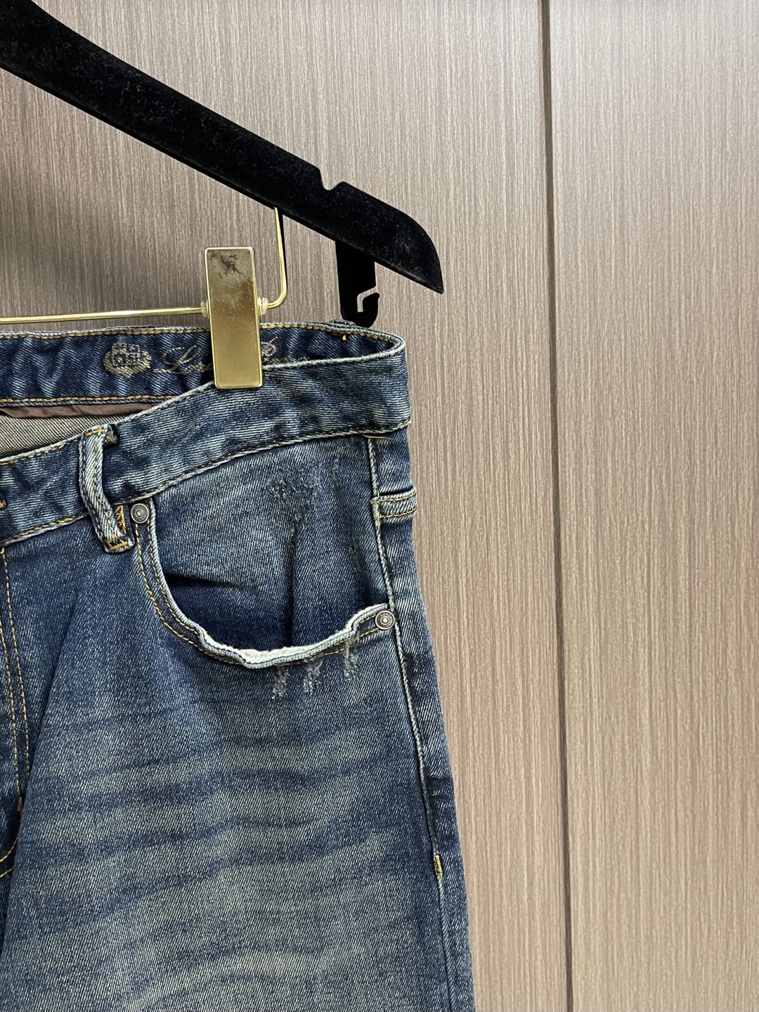 lP🆕 水洗直筒牛仔裤 肉眼可见的利落裁剪，直筒修身款裤型！100%定织定染牛仔丹宁布面，裤腰是经典的皮