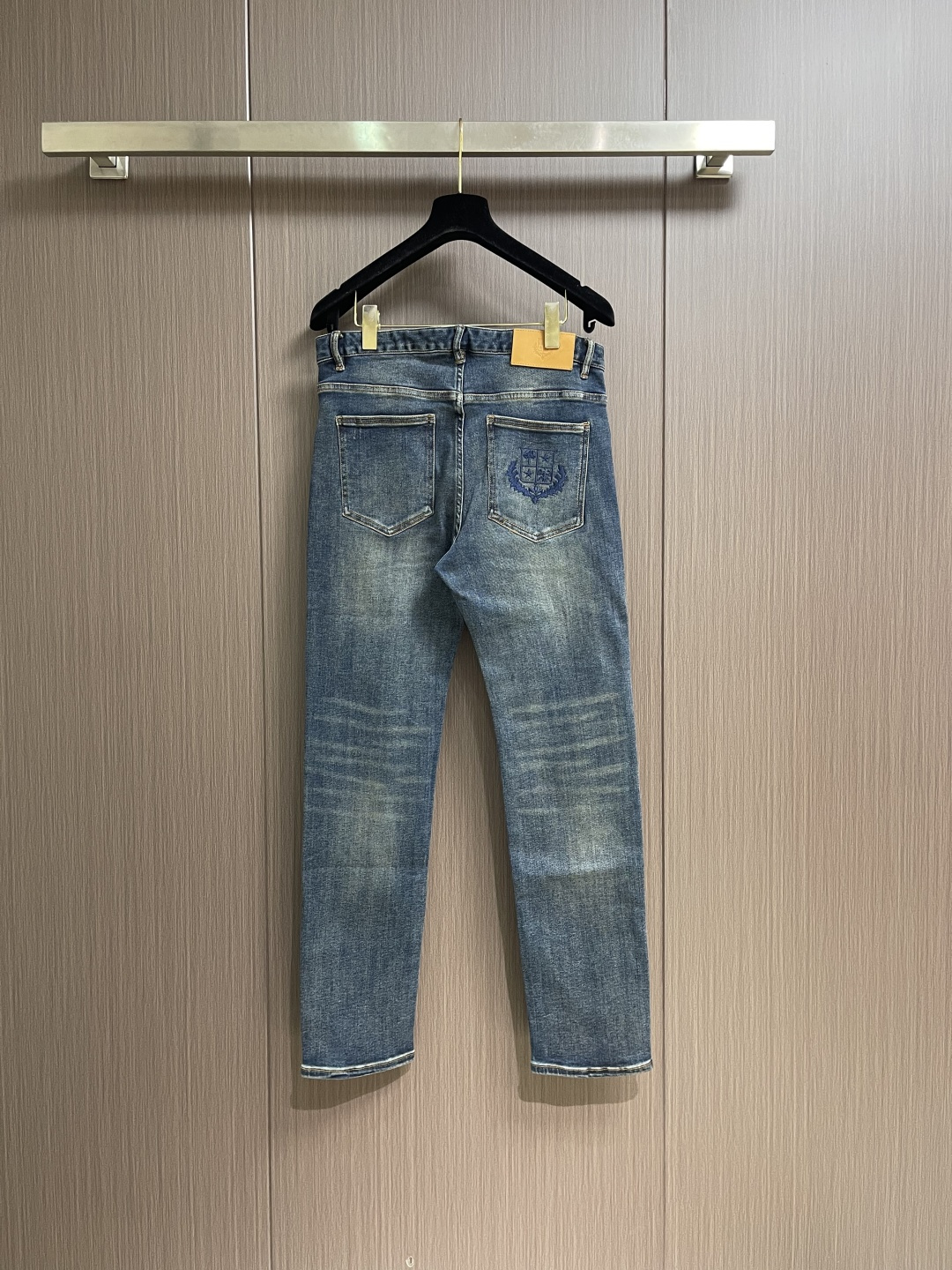 lP🆕 水洗直筒牛仔裤 肉眼可见的利落裁剪，直筒修身款裤型！100%定织定染牛仔丹宁布面，裤腰是经典的皮