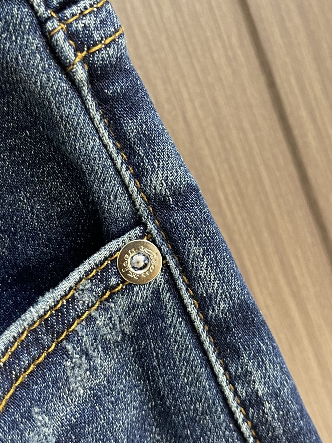 Kiton 2025SS秋季新款男士直筒牛仔裤，棉质牛仔面料打造质地柔软又不失筋骨，手感干爽有韧性 经典