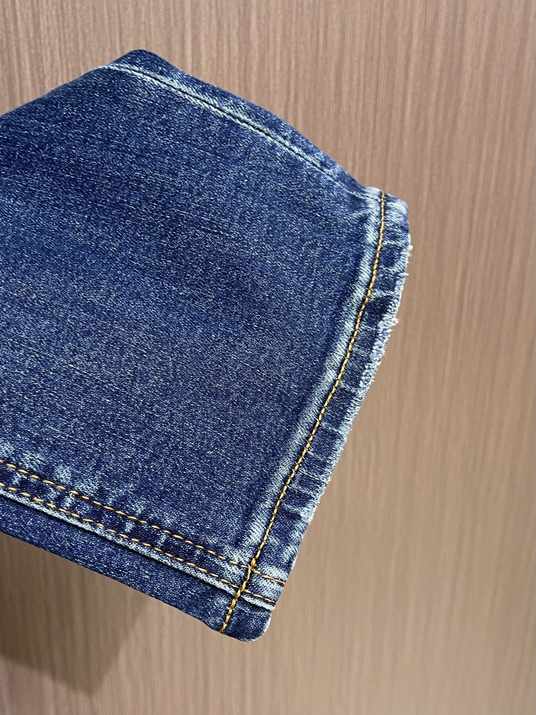 Kiton 2025SS秋季新款男士直筒牛仔裤，棉质牛仔面料打造质地柔软又不失筋骨，手感干爽有韧性 经典