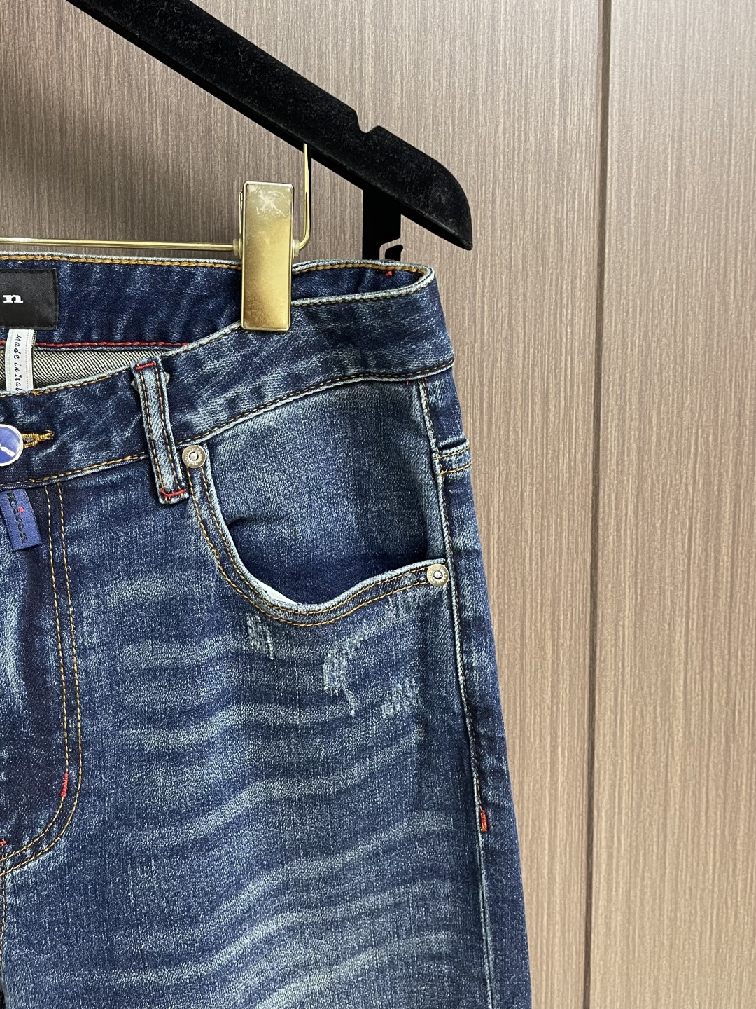 Kiton 2025SS秋季新款男士直筒牛仔裤，棉质牛仔面料打造质地柔软又不失筋骨，手感干爽有韧性 经典