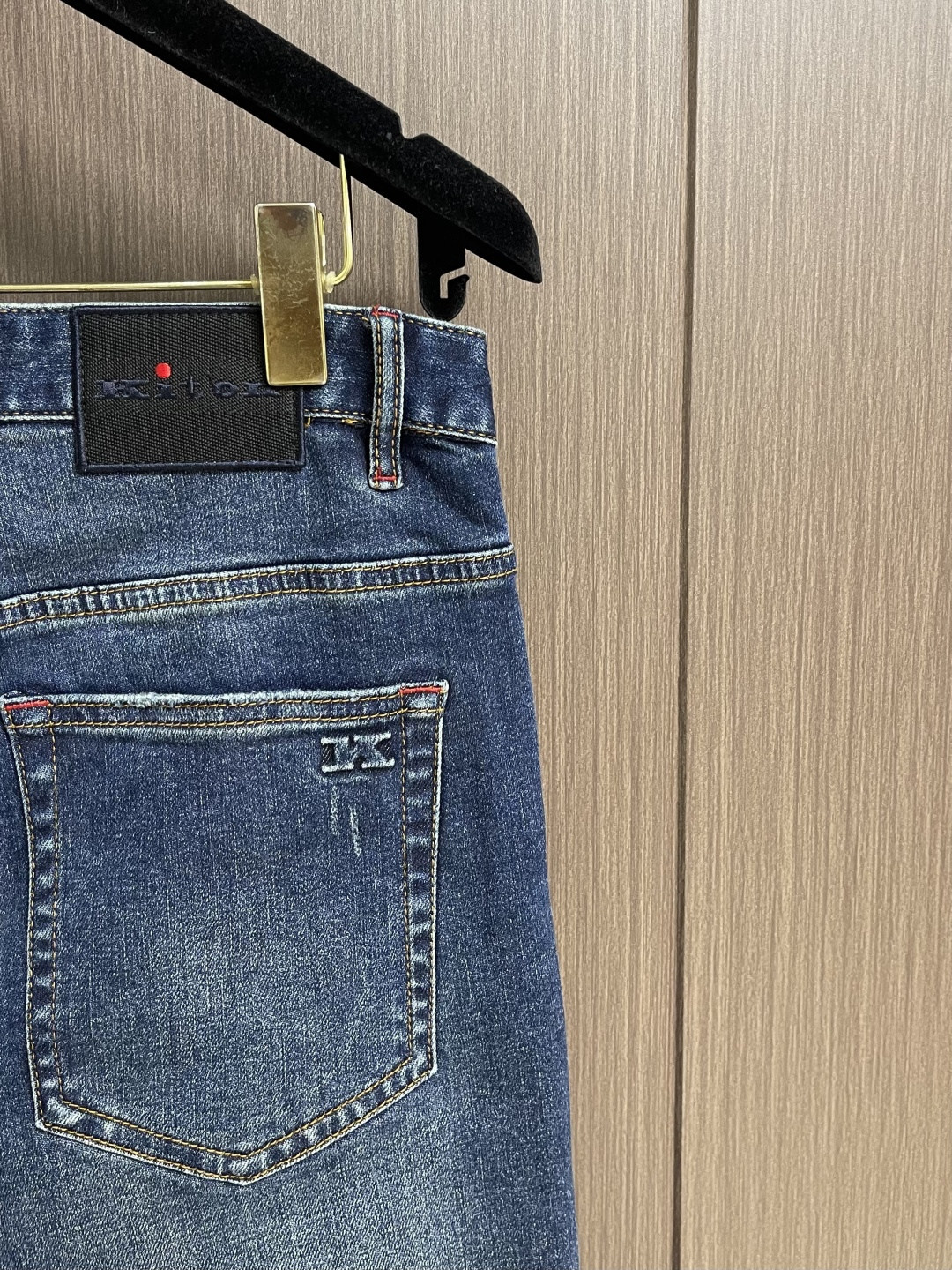 Kiton 2025SS秋季新款男士直筒牛仔裤，棉质牛仔面料打造质地柔软又不失筋骨，手感干爽有韧性 经典