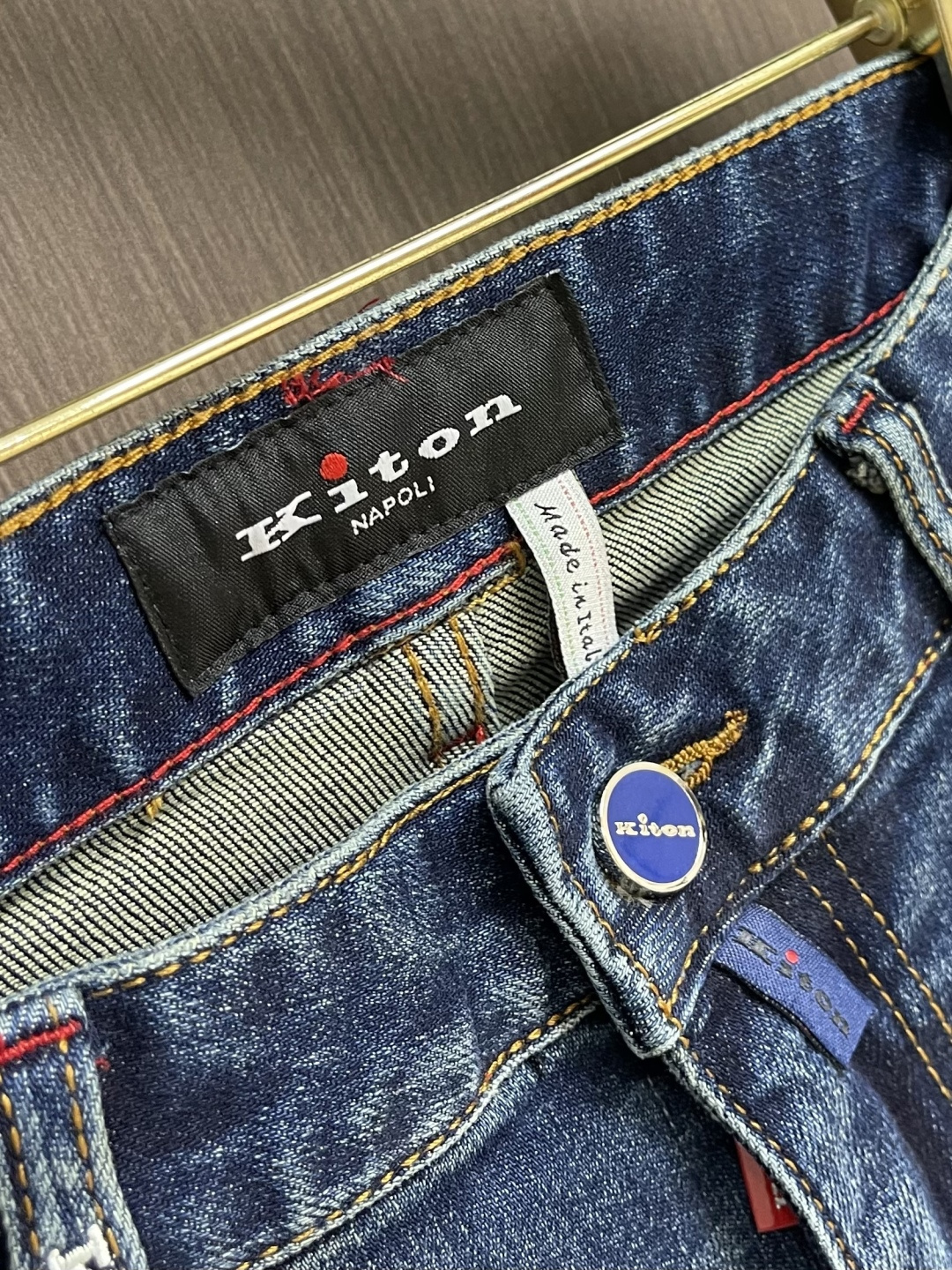 Kiton 2025SS秋季新款男士直筒牛仔裤，棉质牛仔面料打造质地柔软又不失筋骨，手感干爽有韧性 经典