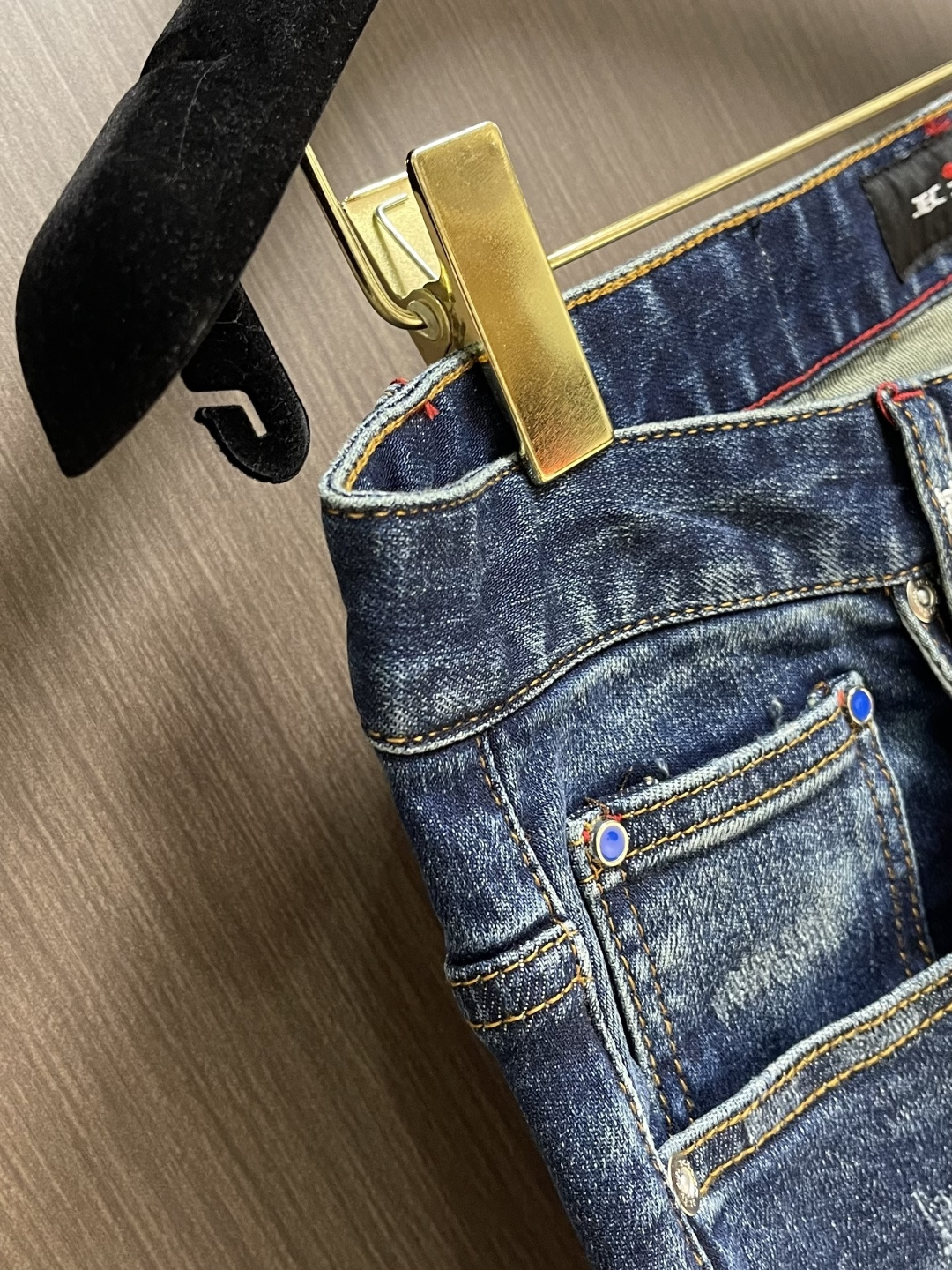 Kiton 2025SS秋季新款男士直筒牛仔裤，棉质牛仔面料打造质地柔软又不失筋骨，手感干爽有韧性 经典