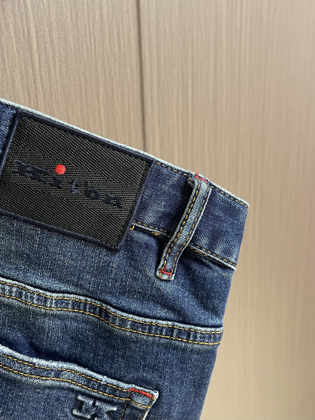 Kiton 2025SS秋季新款男士直筒牛仔裤，棉质牛仔面料打造质地柔软又不失筋骨，手感干爽有韧性 经典