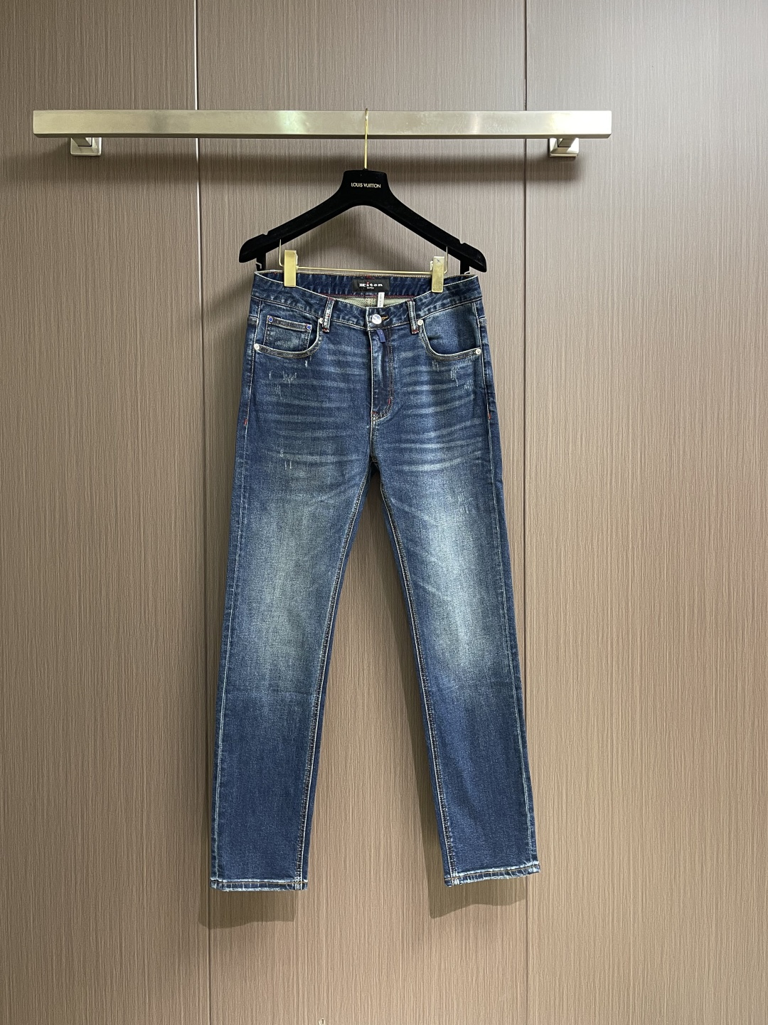 Kiton 2025SS秋季新款男士直筒牛仔裤，棉质牛仔面料打造质地柔软又不失筋骨，手感干爽有韧性 经典