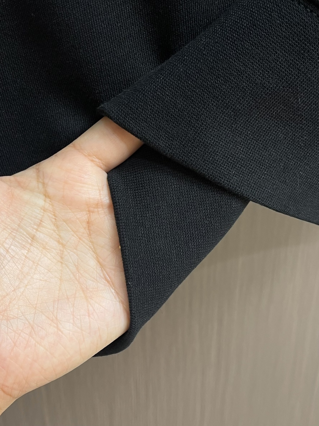 LV 2025SS LOGO印花圆领长袖卫衣，重磅毛毡针织棉，完全对版还原，420克毛圈底32支，成衣两