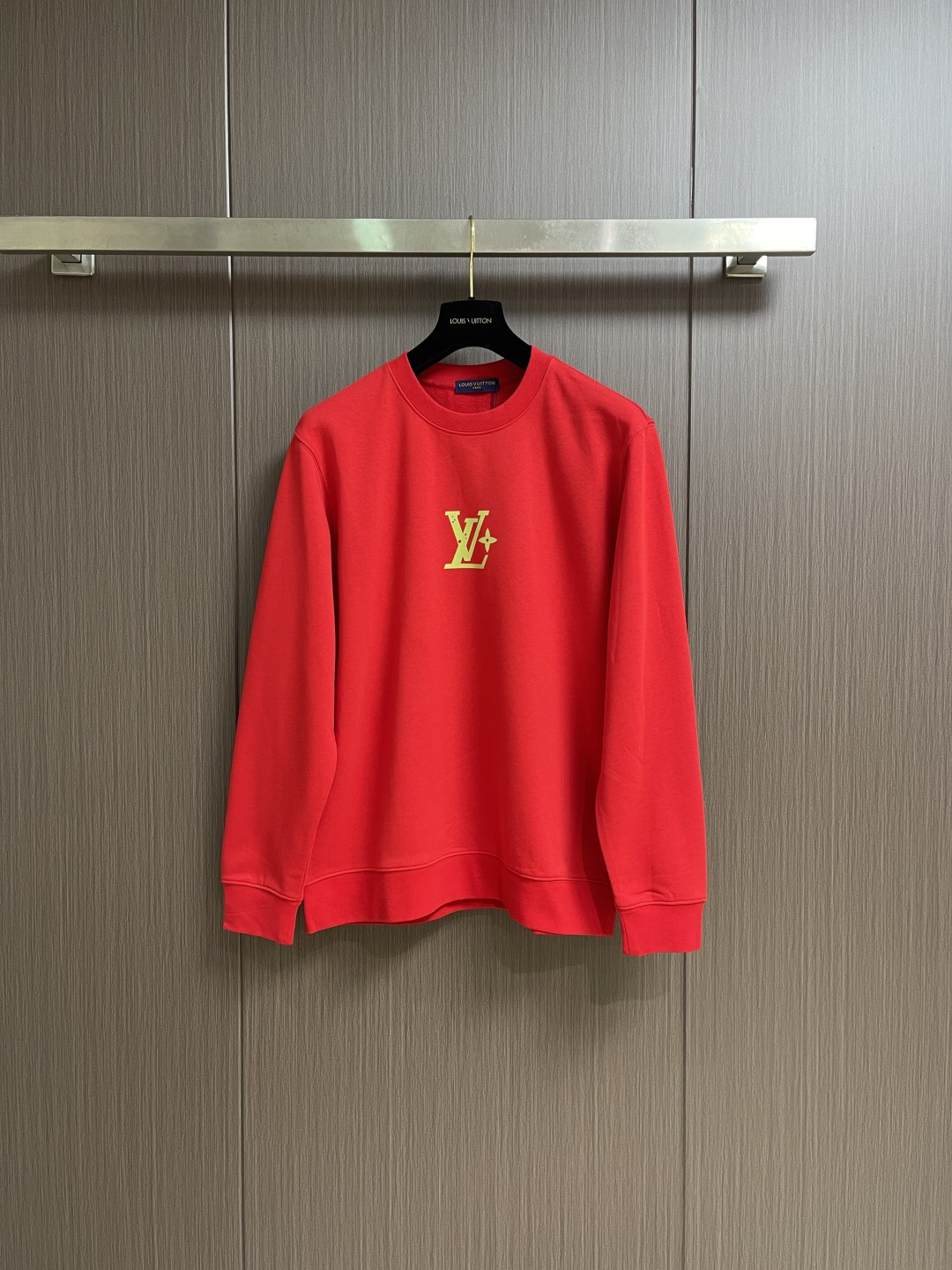 NO:611547,LVSS  LOGO printed round neck long-sleeved sweatshirt, heavy felt knitted cotton, completely restored to the pattern, 420g terry bottom, 32 count, ready-to-wear washed twice, the fabric is comfortable and skin-friendly without any strange feeling, the pattern is soft and waxy, and the printing is made of fine  It is made by controlled heat melt offset printing. Temperature changes directly affect the gloss and elasticity of the offset printing. The precise offset printing body is smooth and delicate, with bright color. All accessories are customized by opening the mold. It is time-consuming and labor-intensive just to achieve the same consistency as the original version. Sizes M-XXL  Size M, length 69, shoulder width 48, bust 112, sleeve length 64, size L, length 71, shoulder width 49, bust 116, sleeve length 65.519860909LV SS LOGO印花圆领长袖卫衣,重磅毛毡针织棉,完全对版还原,420克毛圈底32支,成衣两遍水洗处理,面料舒适亲肤无异感,版型松软糯感十足,印花采用精控热熔胶印而成,温度的变化直接影响胶印的光泽和弹性,精准的胶印体光滑细腻,色泽亮丽,开模定制全部辅料配件.耗时耗力只为达到原版一致.尺码M-XXL M码 衣长69肩宽48胸围112袖长64 L码衣长71 肩宽49胸围116袖长65.5 XL码 衣长73 肩宽51胸围120袖长67 XXL码 衣长75 肩宽52胸围124袖长68.5,,louis vuitton,hoodie,sweatshirts,alexander wang,Men's clothing