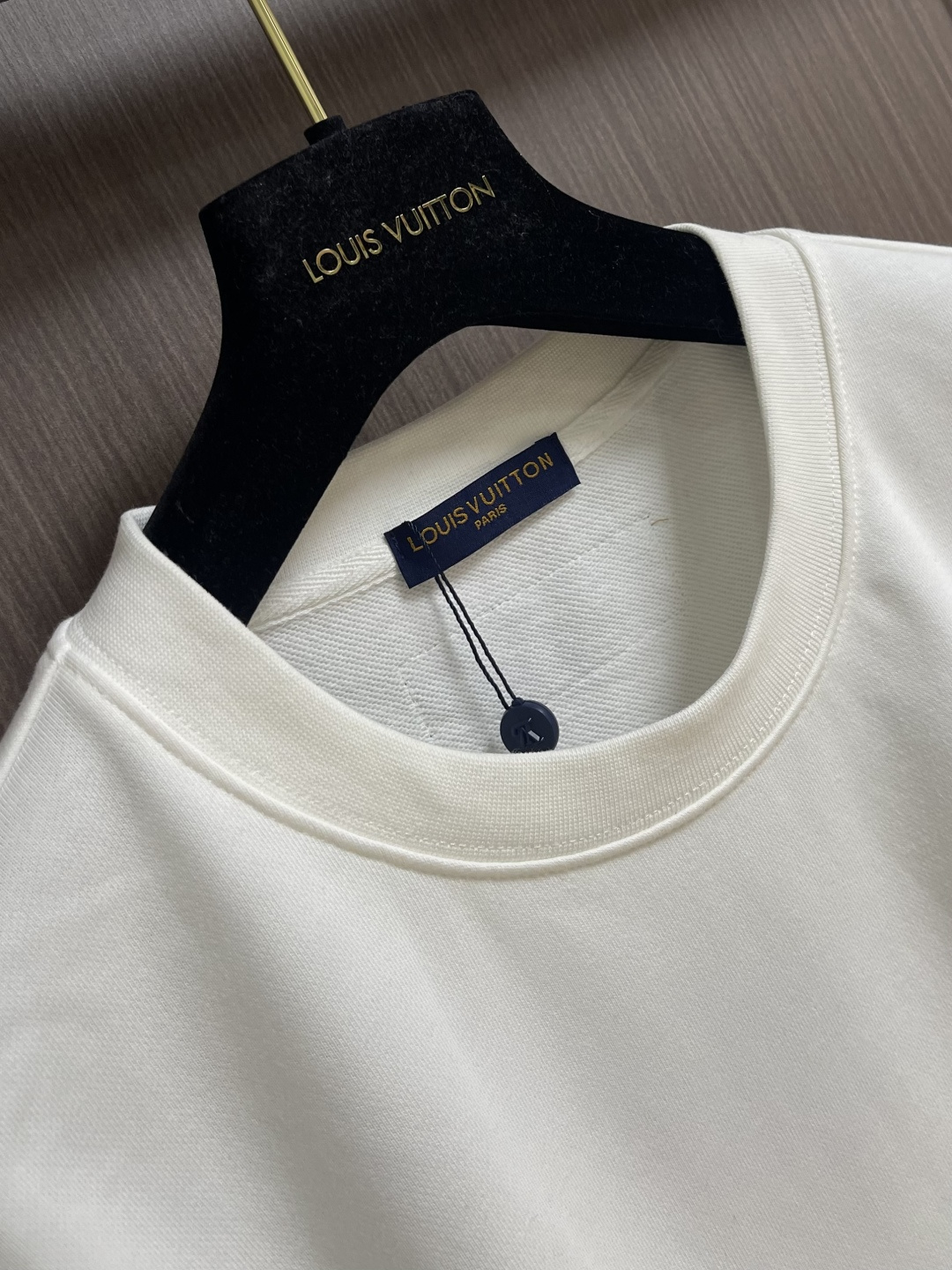 LV 2025ss新品情人节限定印花标识卫衣，帅气时尚，胸前顶级撞色印花图案字母logo，简约百搭款。面