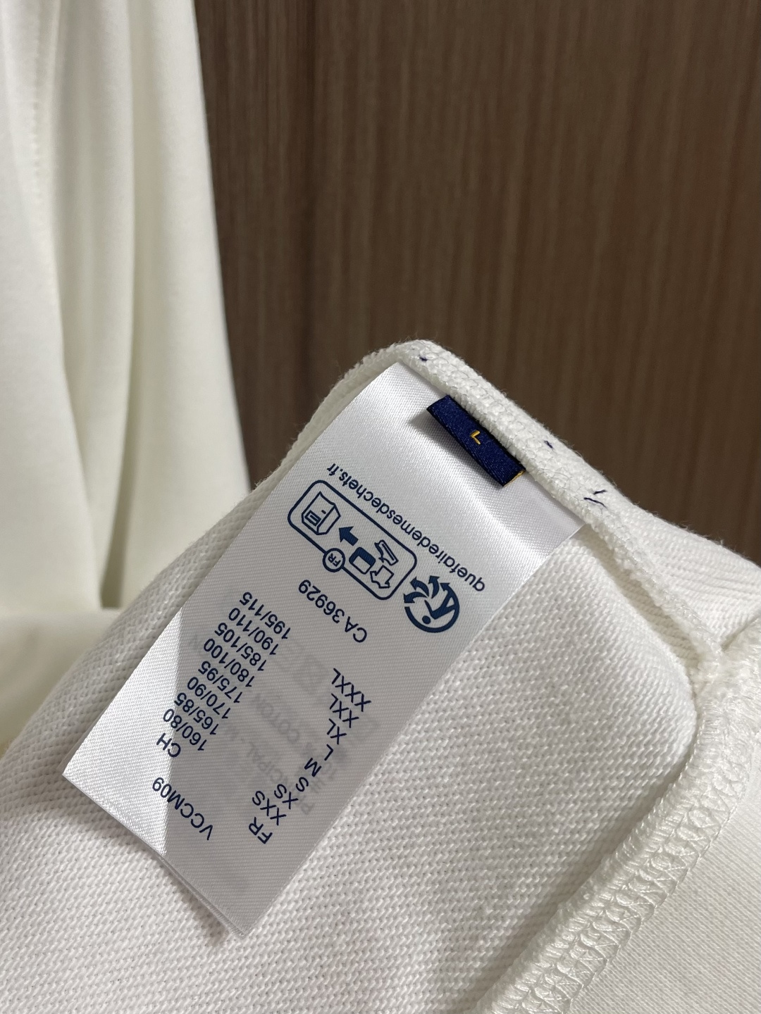 LV 2025ss新品情人节限定印花标识卫衣，帅气时尚，胸前顶级撞色印花图案字母logo，简约百搭款。面