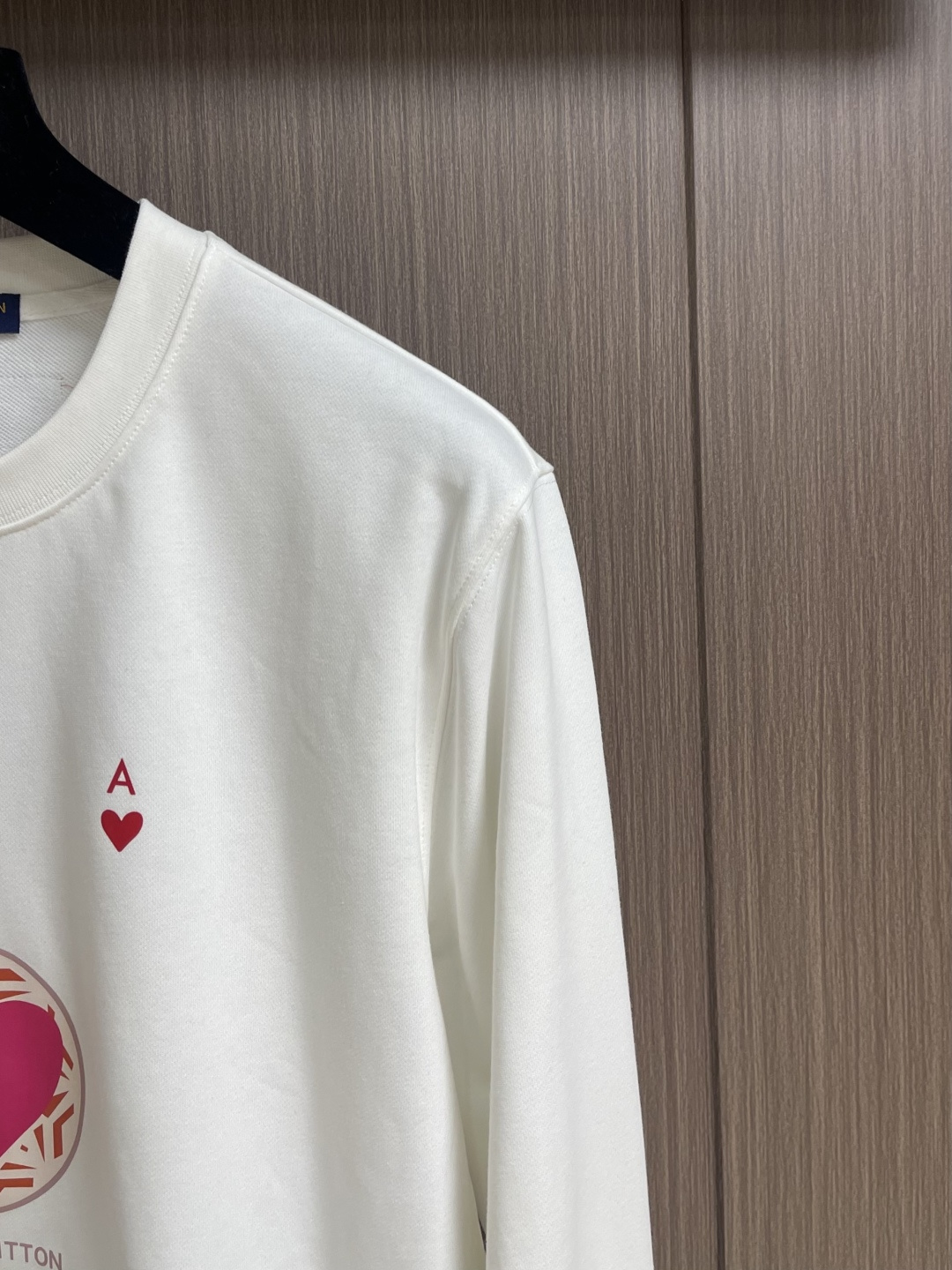 LV 2025ss新品情人节限定印花标识卫衣，帅气时尚，胸前顶级撞色印花图案字母logo，简约百搭款。面