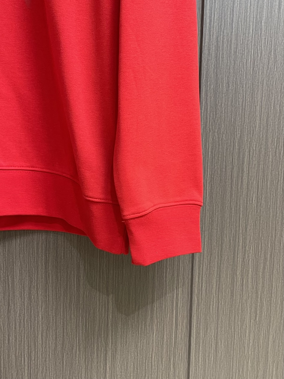 LV 2025ss新品情人节限定印花标识卫衣，帅气时尚，胸前顶级撞色印花图案字母logo，简约百搭款。面