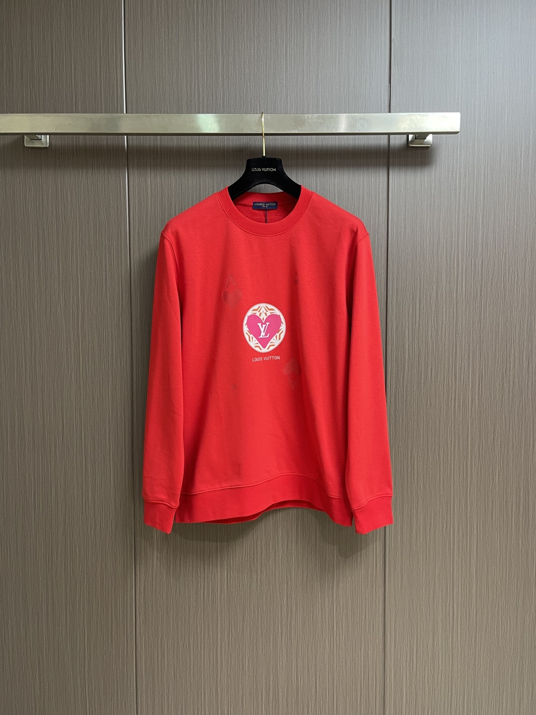 NO:611552,LV ss new Valentine's Day limited print logo sweatshirt, handsome and fashionable, top-notch contrast printed pattern letter logo on the chest, simple and versatile. The fabric cotton is not only crisp and maintains the trendy silhouette, but also comfortable to wear, and the yarn is more delicate. Sizes M-XXL  Shoulder width 51, bust 120, sleeve length 67, XXL size, dress length 75, shoulder width 52, bust 124, sleeve length 68.5,,louis vuitton,hoodie,sweatshirts,alexander wang19860909LV ss新品情人节限定印花标识卫衣,帅气时尚,胸前顶级撞色印花图案字母logo,简约百搭款.面料棉 不仅挺括,保持潮流的廓形,又穿着舒适,纱织更细腻.尺码M-XXL M码 衣长69肩宽48胸围112袖长64 L码衣长71 肩宽49胸围116袖长65.5 XL码 衣长73 肩宽51胸围120袖长67 XXL码 衣长75 肩宽52胸围124袖长68.5,,louis vuitton,hoodie,sweatshirts,alexander wang,Men's clothing