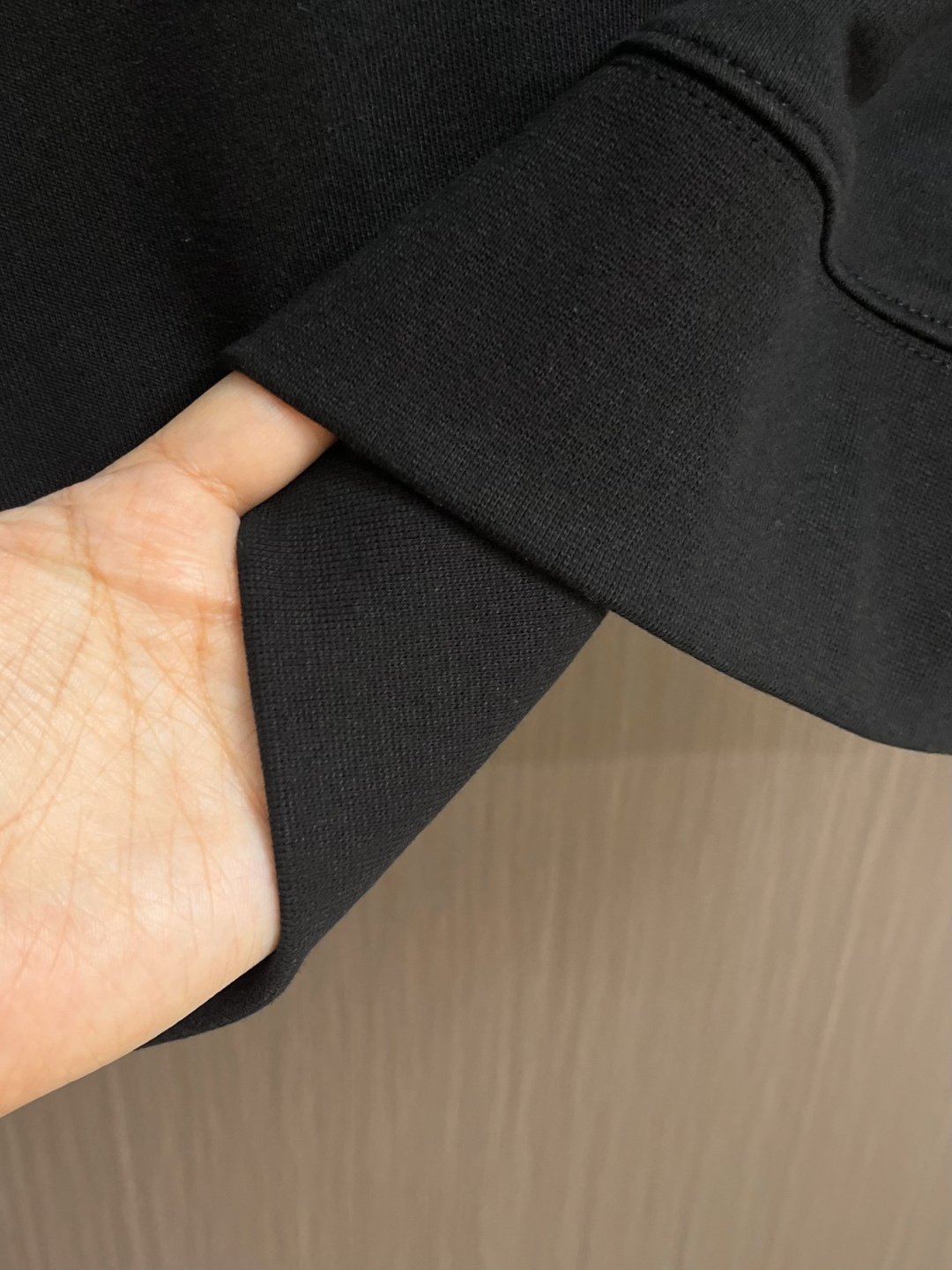 LV 2025SS秋冬新款情侣款圆领卫衣，品牌元素印花，定制高克重双股面料制作，面料手感扎实，上手非常有