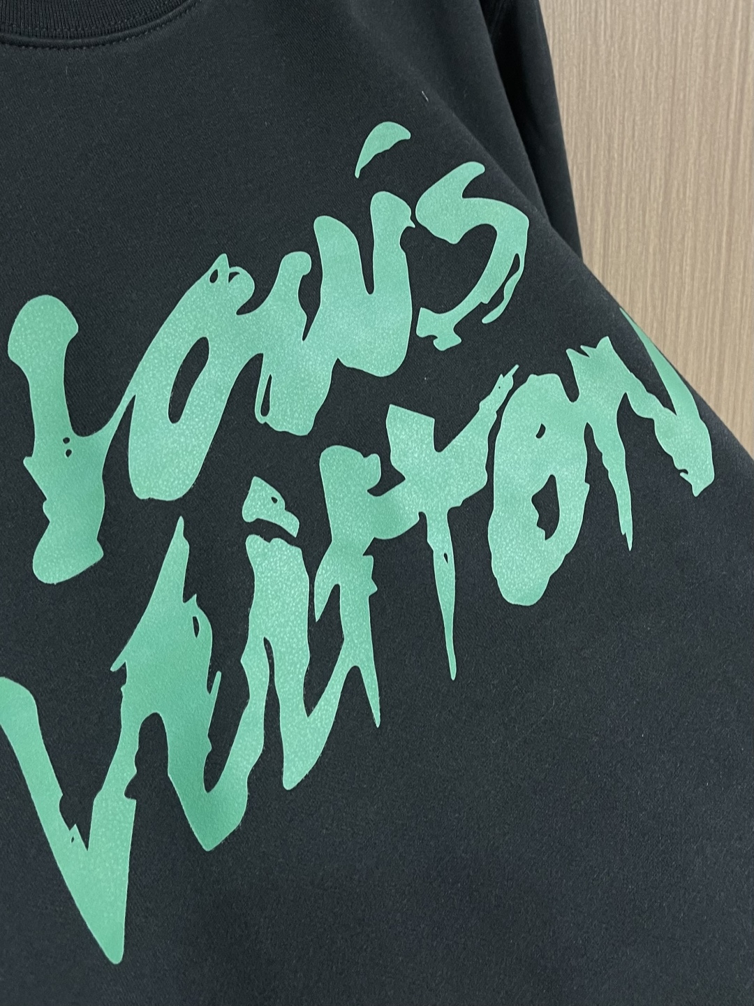 LV 2025SS秋冬新款情侣款圆领卫衣，品牌元素印花，定制高克重双股面料制作，面料手感扎实，上手非常有