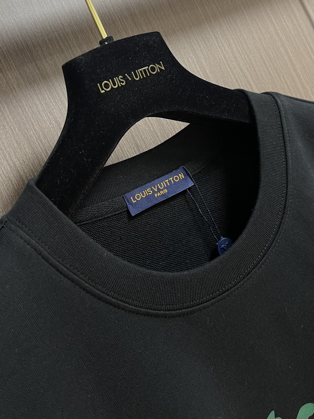 LV 2025SS秋冬新款情侣款圆领卫衣，品牌元素印花，定制高克重双股面料制作，面料手感扎实，上手非常有