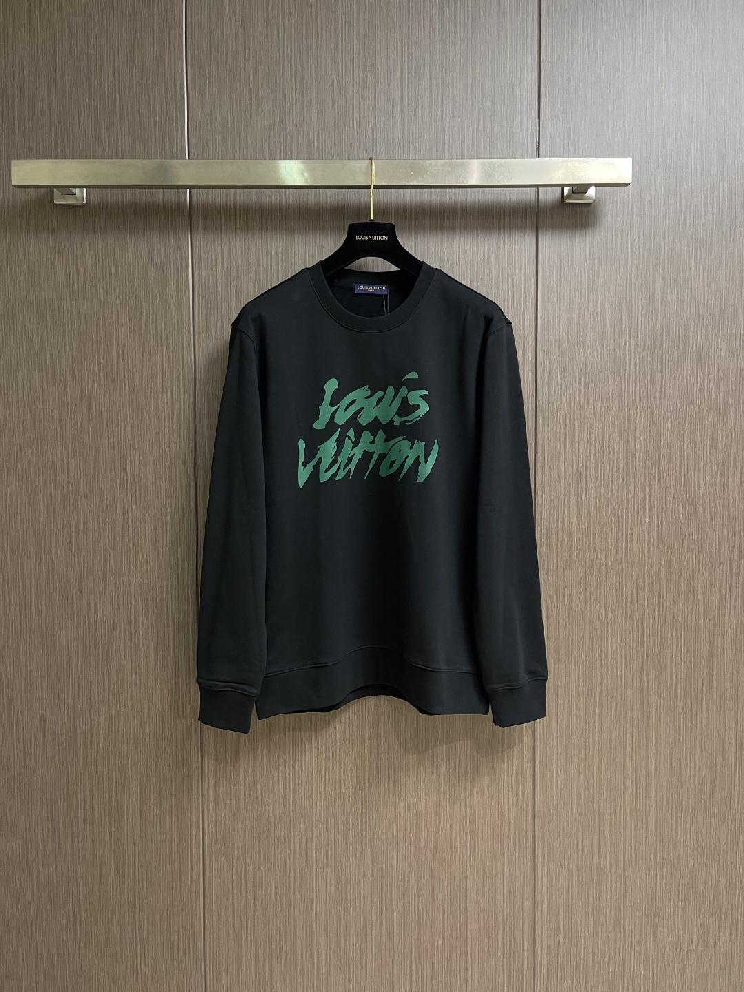 LV 2025SS秋冬新款情侣款圆领卫衣，品牌元素印花，定制高克重双股面料制作，面料手感扎实，上手非常有