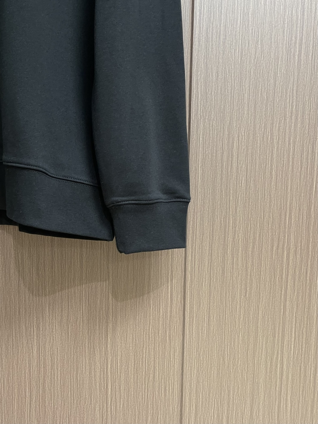 LV 2025SS秋冬新款情侣款圆领卫衣，品牌元素印花，定制高克重双股面料制作，面料手感扎实，上手非常有