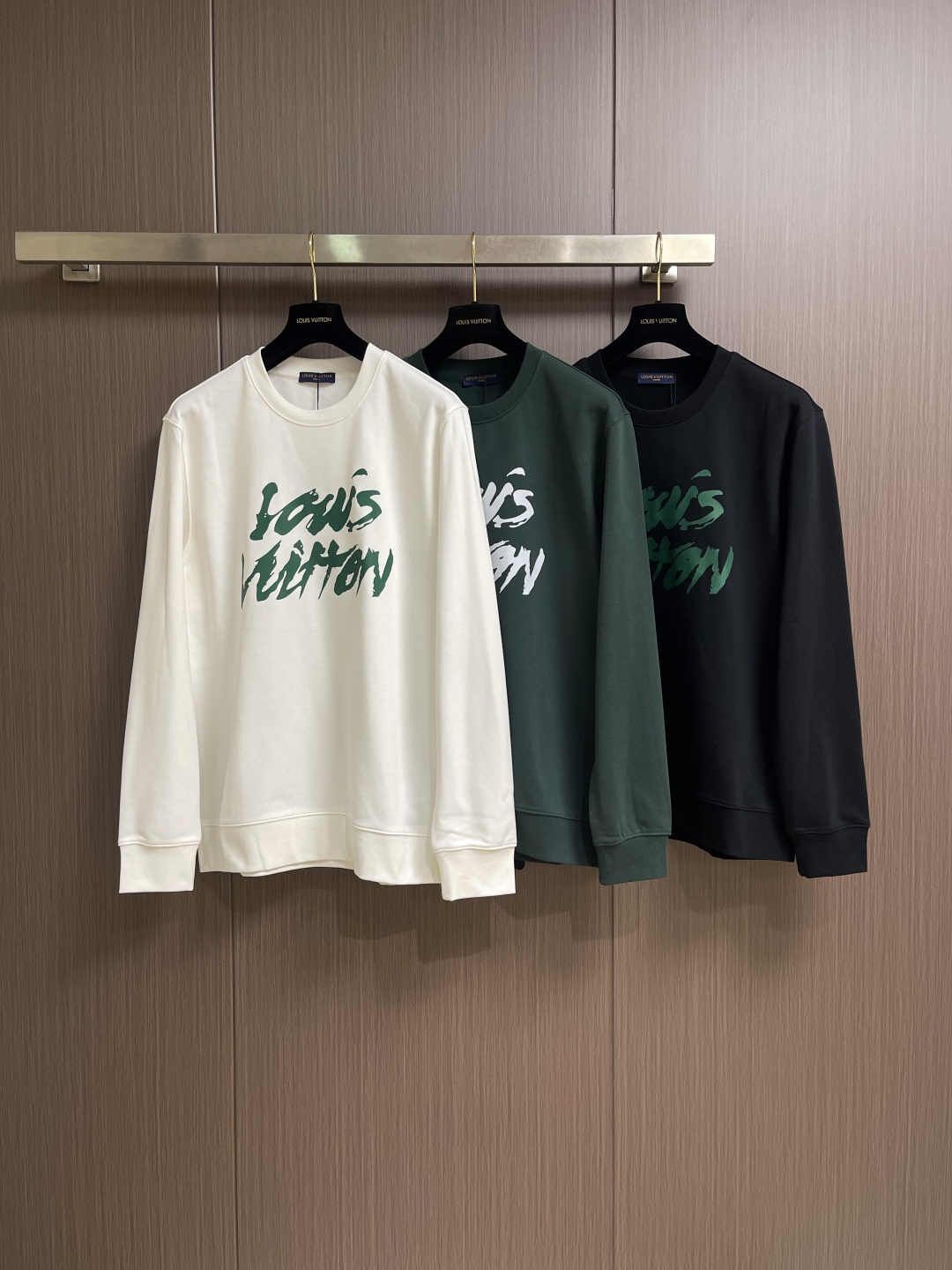 LV 2025SS秋冬新款情侣款圆领卫衣，品牌元素印花，定制高克重双股面料制作，面料手感扎实，上手非常有