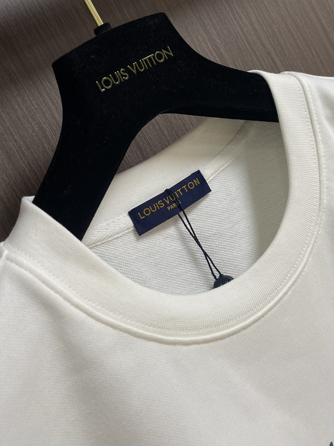 LV 2025SS秋冬新款情侣款圆领卫衣，品牌元素印花，定制高克重双股面料制作，面料手感扎实，上手非常有