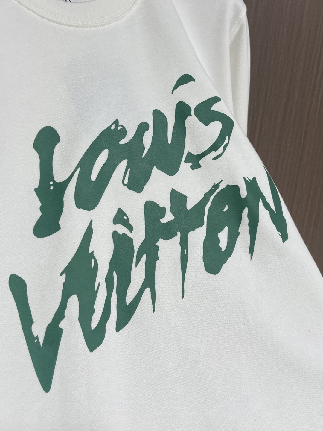 LV 2025SS秋冬新款情侣款圆领卫衣，品牌元素印花，定制高克重双股面料制作，面料手感扎实，上手非常有