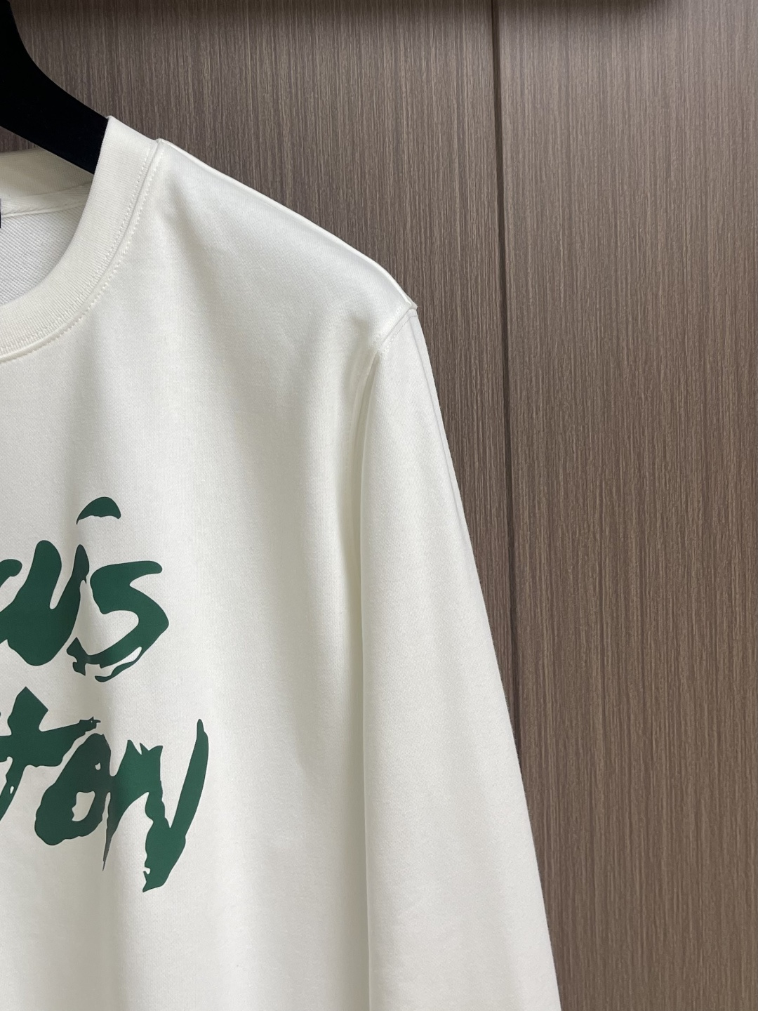 LV 2025SS秋冬新款情侣款圆领卫衣，品牌元素印花，定制高克重双股面料制作，面料手感扎实，上手非常有