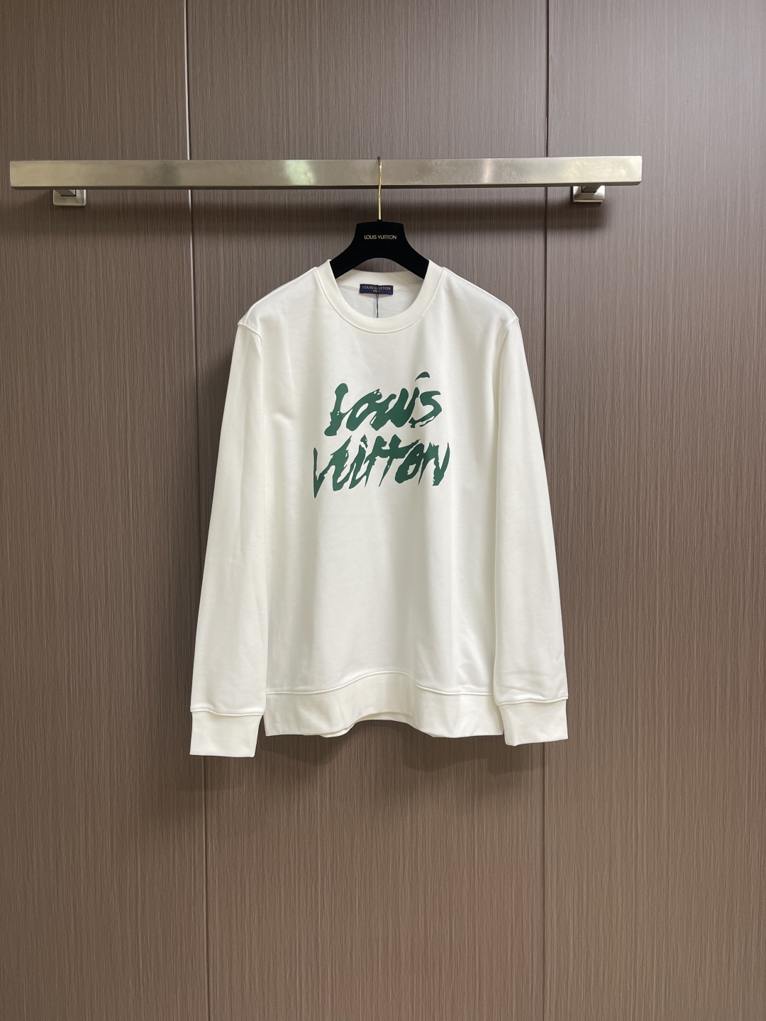 NO:611557,LV SS autumn and winter new couple's round neck sweatshirt, printed with brand elements, made of custom-made high-weight double-ply fabric, the fabric has a solid feel, and is very high-grade, close-fitting, soft and delicate, very refined and tasteful, and can be matched casually with various styles. It is suitable and handsome and conforms to the current trend aesthetic. Custom-made 380g pure cotton double-ply fabric + thread dyed in the same vat feels very comfortable. Sizes M-XXL M, length 69, shoulder width 48, bust 112, sleeve length 64  L size clothing length 71 shoulder width 49 bust 116 sleeve length 65.519860909LV SS秋冬新款情侣款圆领卫衣,品牌元素印花,定制高克重双股面料制作,面料手感扎实,上手非常有档次贴身柔软细腻,非常精致显品味,随意搭配各种都是妥妥的帅气符合当下的潮流审美.定制380克纯棉双股面料＋螺纹同缸染面料手感非常舒服 .尺码M-XXL M码 衣长69肩宽48胸围112袖长64 L码衣长71 肩宽49胸围116袖长65.5 XL码 衣长73 肩宽51胸围120袖长67 XXL码 衣长75 肩宽52胸围124袖长68.5,,louis vuitton,hoodie,sweatshirts,alexander wang,Men's clothing