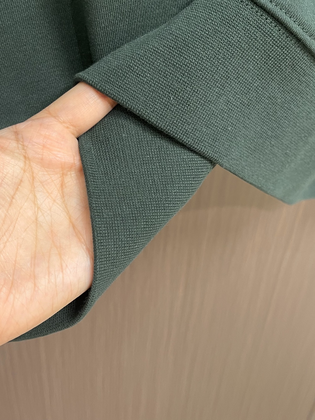 LV 2025SS秋冬新款情侣款圆领卫衣，品牌元素印花，定制高克重双股面料制作，面料手感扎实，上手非常有