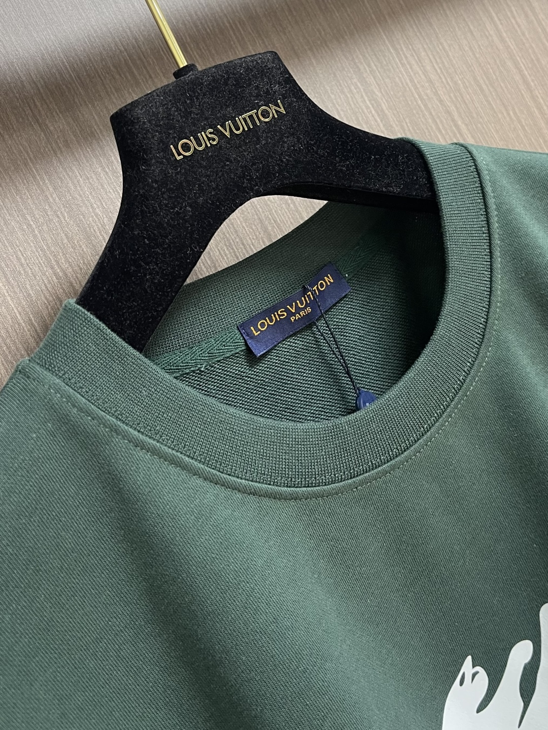 LV 2025SS秋冬新款情侣款圆领卫衣，品牌元素印花，定制高克重双股面料制作，面料手感扎实，上手非常有