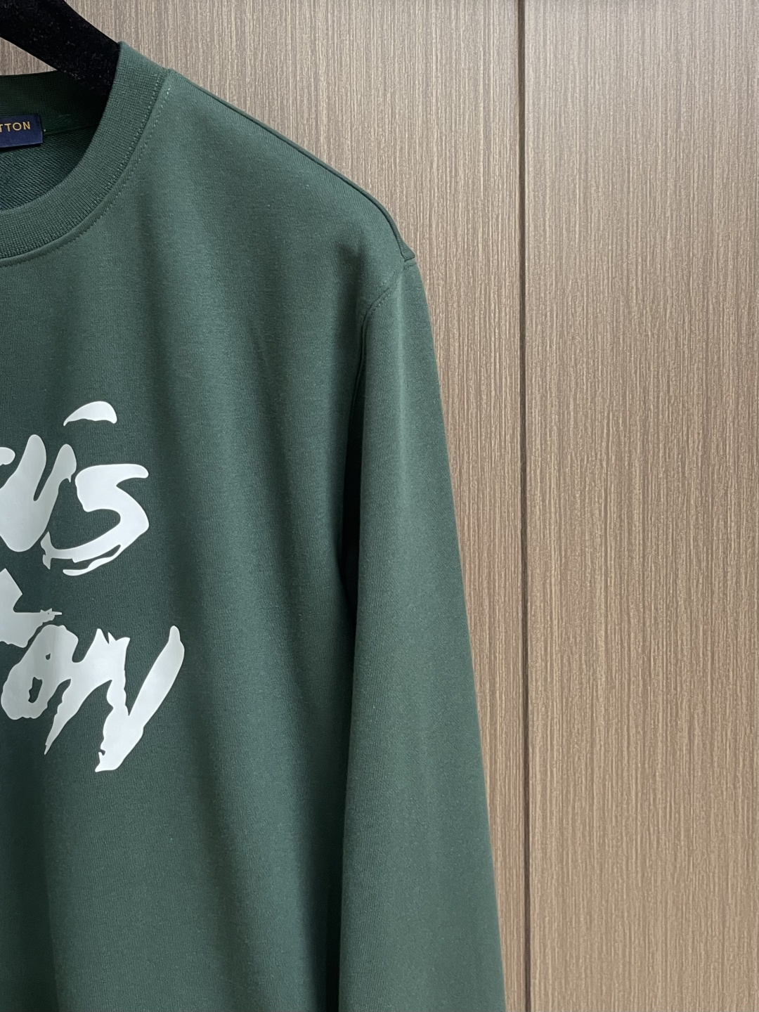 LV 2025SS秋冬新款情侣款圆领卫衣，品牌元素印花，定制高克重双股面料制作，面料手感扎实，上手非常有