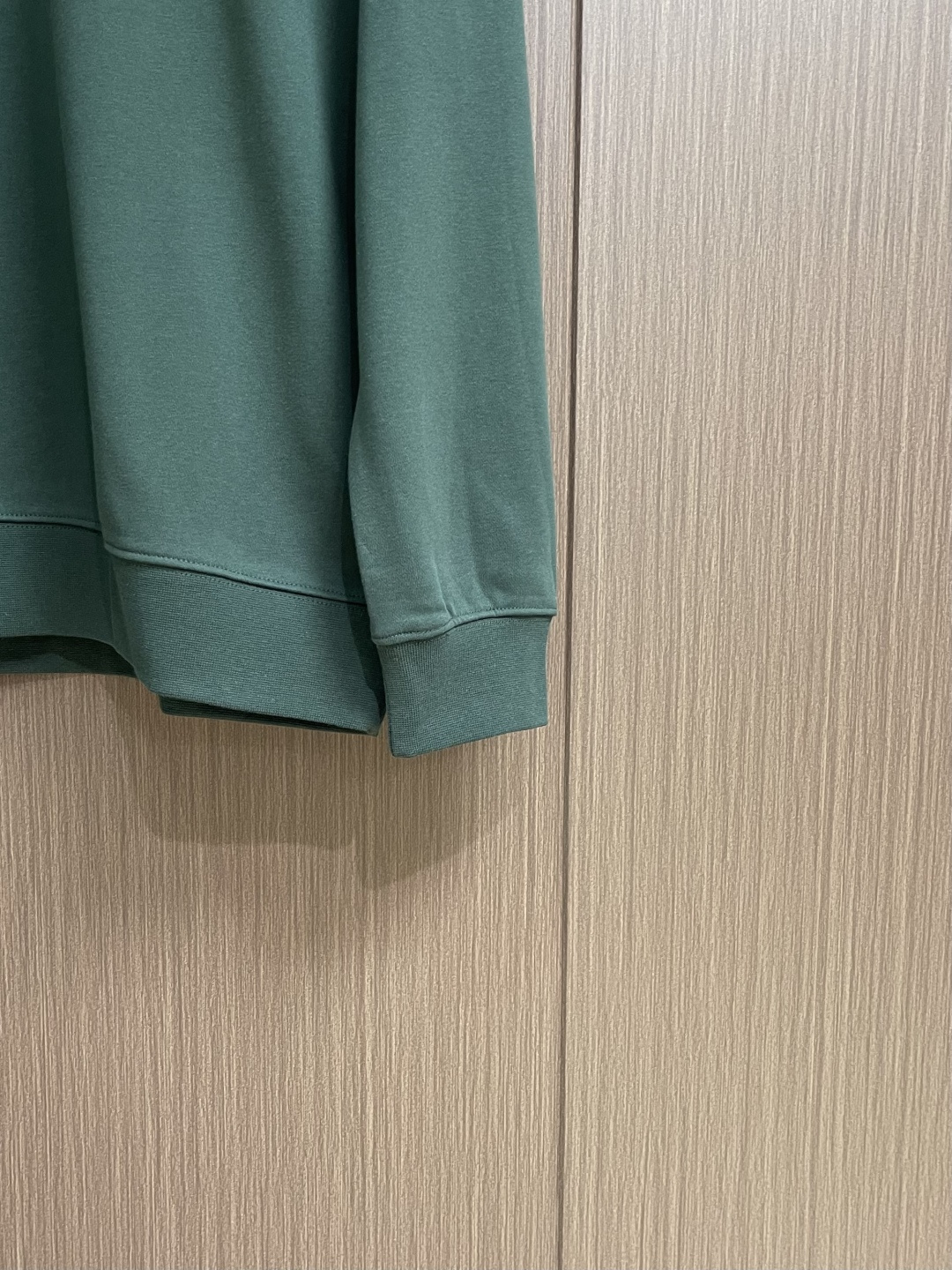 LV 2025SS秋冬新款情侣款圆领卫衣，品牌元素印花，定制高克重双股面料制作，面料手感扎实，上手非常有