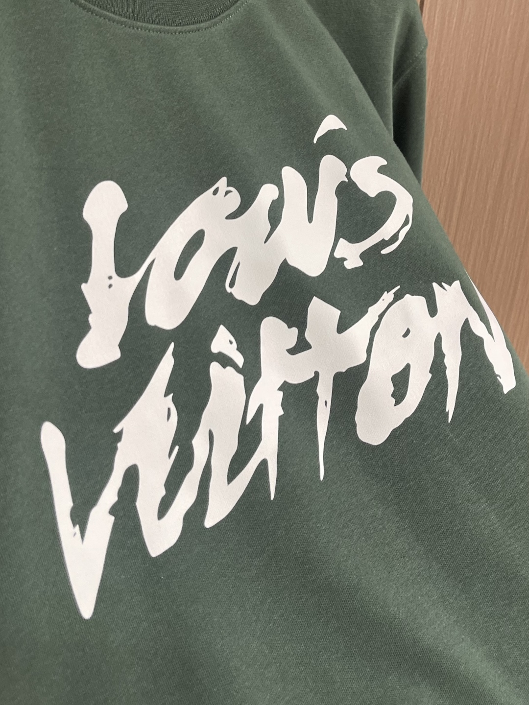 LV 2025SS秋冬新款情侣款圆领卫衣，品牌元素印花，定制高克重双股面料制作，面料手感扎实，上手非常有