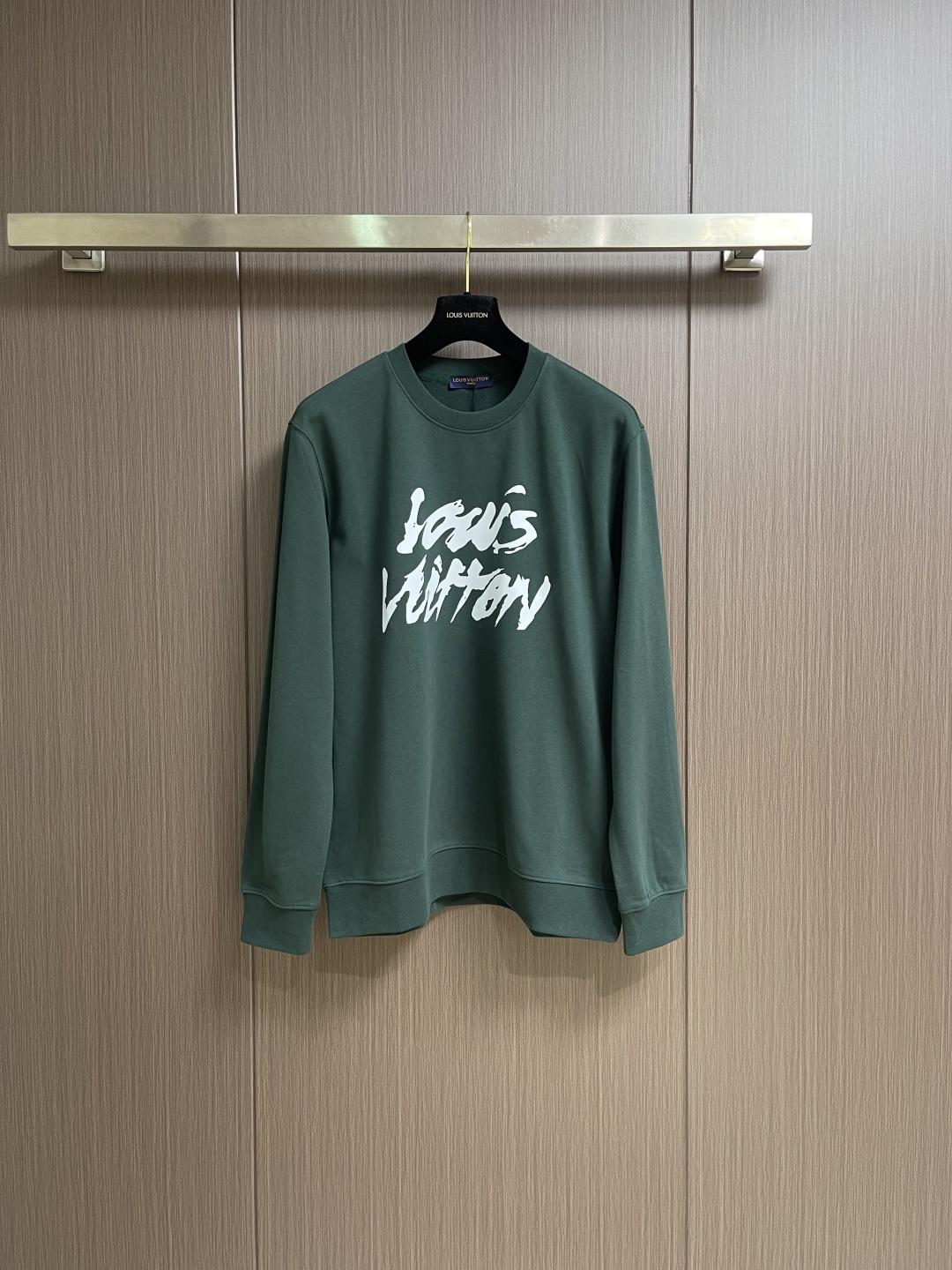 NO:611562,LV SS autumn and winter new couple's style round neck sweatshirt, printed with brand elements, made of custom-made high-weight double-ply fabric, the fabric has a solid feel, very high-grade, close-fitting, soft and delicate, very refined and tasteful, suitable for any combination, it is suitable and handsome, in line with the current trend aesthetic. Custom-made 380g pure cotton double-ply fabric + thread dyed in the same vat, the fabric feels very comfortable. Size M-XXL M size, clothing length 69, shoulder width 48, bust 112, sleeve length 64  L size clothing length 71 shoulder width 49 bust 116 sleeve length 65.519860909LV SS秋冬新款情侣款圆领卫衣,品牌元素印花,定制高克重双股面料制作,面料手感扎实,上手非常有档次贴身柔软细腻,非常精致显品味,随意搭配各种都是妥妥的帅气符合当下的潮流审美.定制380克纯棉双股面料＋螺纹同缸染面料手感非常舒服 尺码M-XXL M码 衣长69肩宽48胸围112袖长64 L码衣长71 肩宽49胸围116袖长65.5 XL码 衣长73 肩宽51胸围120袖长67 XXL码 衣长75 肩宽52胸围124袖长68.5,,louis vuitton,hoodie,sweatshirts,alexander wang,Men's clothing