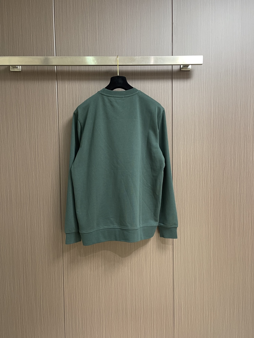 LV 2025SS秋冬新款情侣款圆领卫衣，品牌元素印花，定制高克重双股面料制作，面料手感扎实，上手非常有