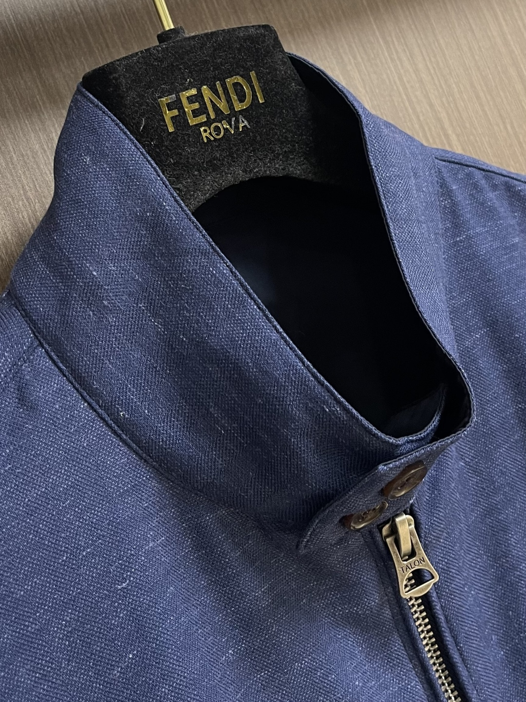 RalP🆕h Lauren 标识刺绣双面穿夹克外套，定制哑光云纹塔夫绸面料，以及斜纹提花织锦，一衣双生，