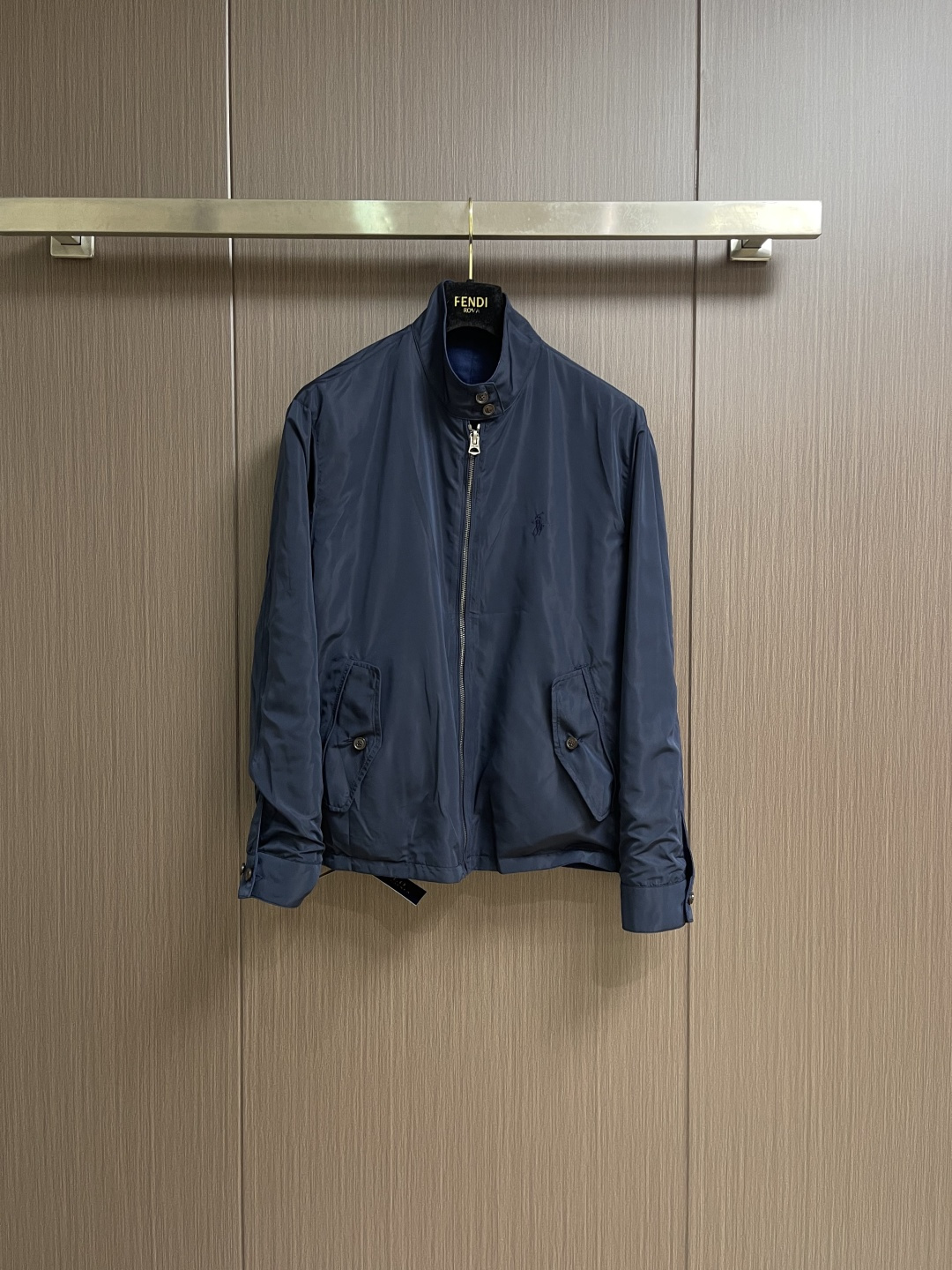 RalP🆕h Lauren 标识刺绣双面穿夹克外套，定制哑光云纹塔夫绸面料，以及斜纹提花织锦，一衣双生，