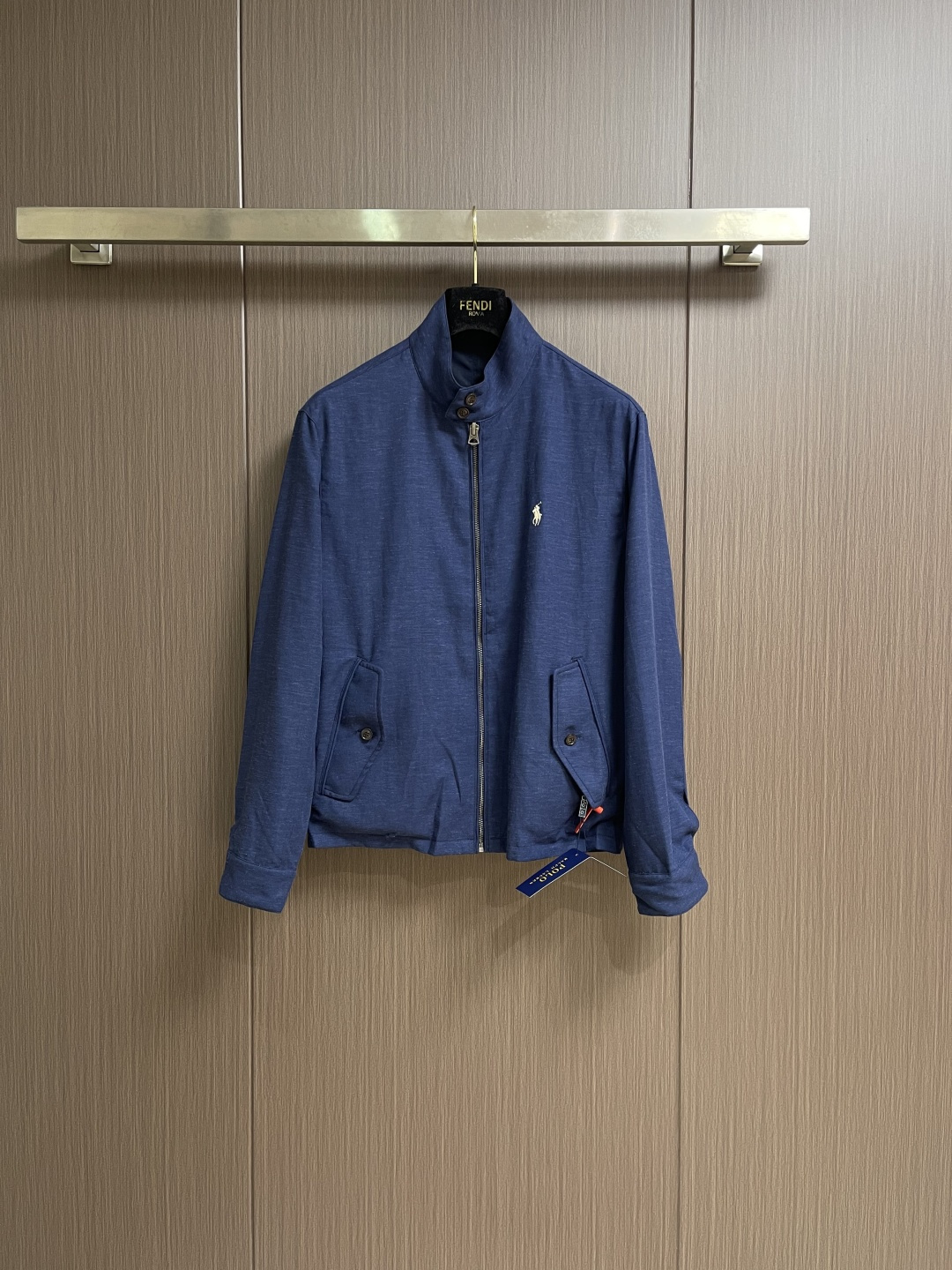 RalP🆕h Lauren 标识刺绣双面穿夹克外套，定制哑光云纹塔夫绸面料，以及斜纹提花织锦，一衣双生，