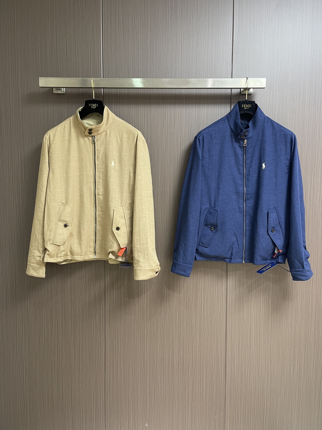 RalP🆕h Lauren 标识刺绣双面穿夹克外套，定制哑光云纹塔夫绸面料，以及斜纹提花织锦，一衣双生，