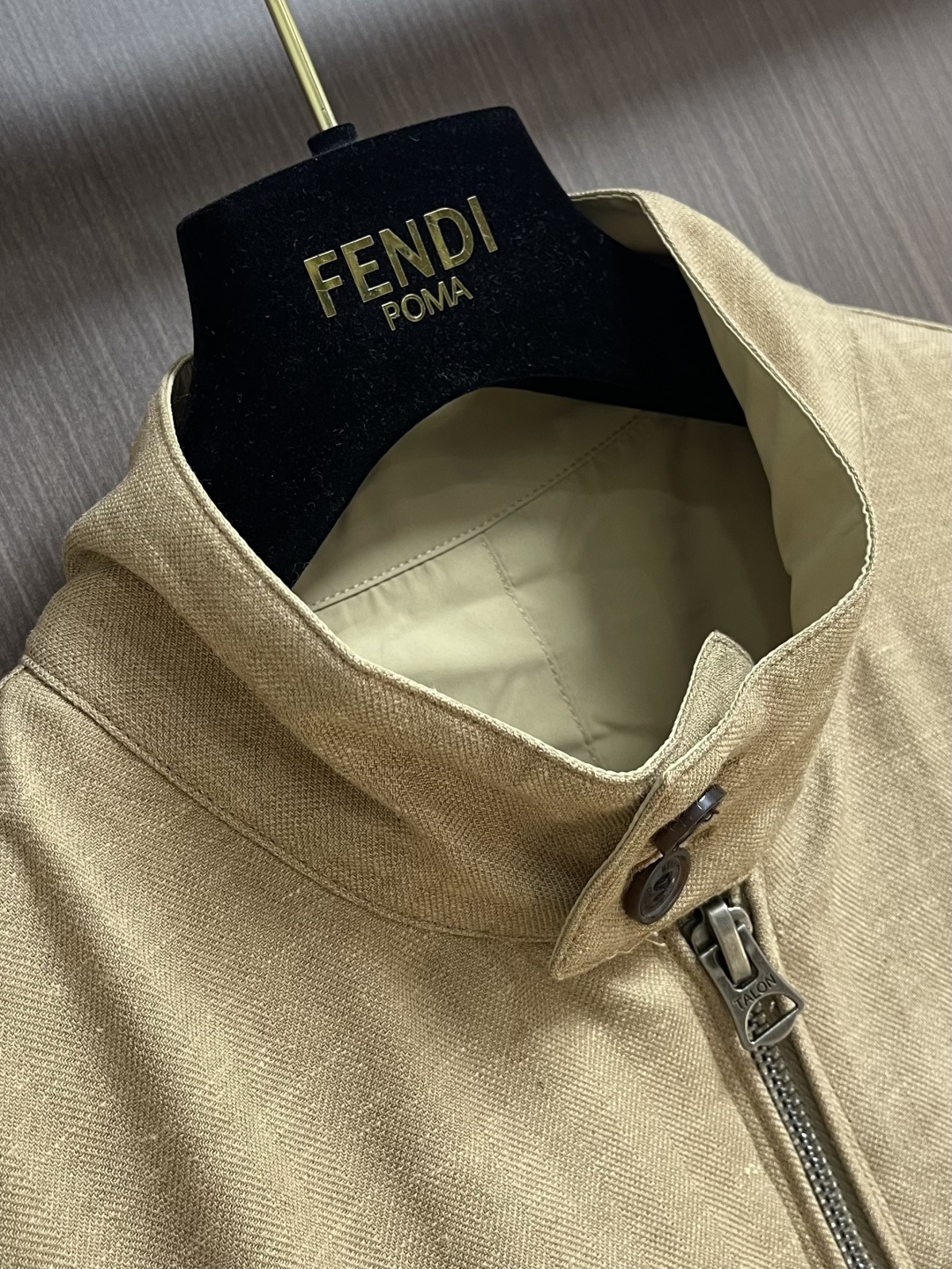 RalP🆕h Lauren 标识刺绣双面穿夹克外套，定制哑光云纹塔夫绸面料，以及斜纹提花织锦，一衣双生，