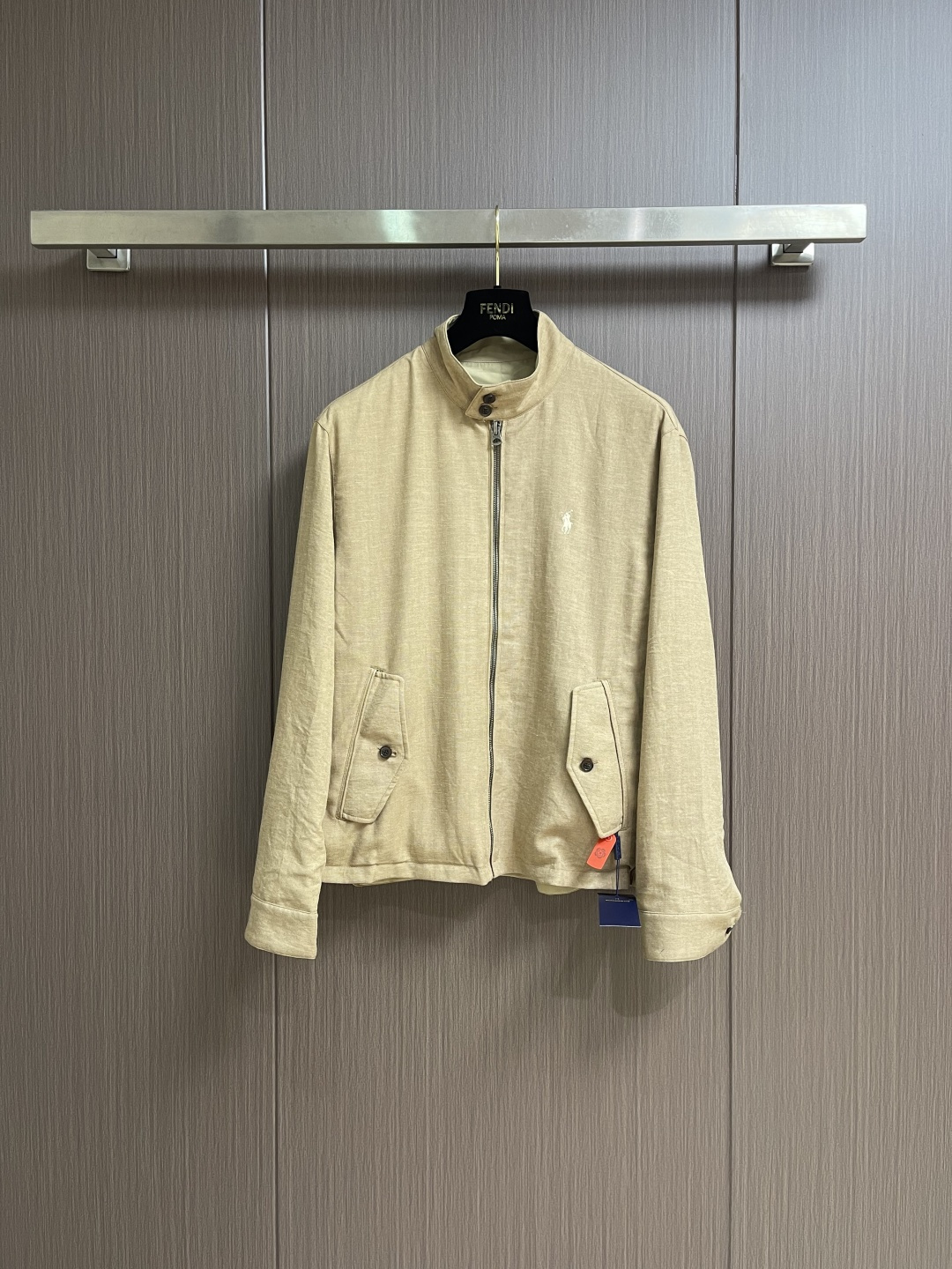 NO:611599,Ralph Lauren  Reversible jacket with logo embroidery, custom matte moiré taffeta fabric, and twill jacquard brocade, one double garment, one side is decorated with twill jacquard brocade with its own retro filter, and the other side is made of matte moiré taffeta with its own sense of relaxation, exquisite little  The horse logo is embellished throughout, making it highly recognizable. The classic stand-up collar is closed with three hidden buckle tabs, using simplicity to control complexity, and the design philosophy hidden in the details. The double-sided style hides old money and relaxation in one garment. The template machine opens the bag, and the preset template guides the position of opening the bag.  The shape, size, and accuracy ensure the quality of the bag opening effect. Ergonomic three-dimensional cutting, returning to traditional craftsmanship, through segmentation, folding, shrinking, and stretching techniques, the so-called slow work and careful work, is respect for the material. Sizes S-XL,,loro piana,jackets & coats,jackets & coats,alexander wang19860909Ralph Lauren 标识刺绣双面穿夹克外套,定制哑光云纹塔夫绸面料,以及斜纹提花织锦,一衣双生,一面饰以斜纹提花织锦自带复古滤镜,另一面以哑光云纹塔夫绸自带松弛呼吸感,精致的小马标点缀其间,辨识度十足.经典立领以三粒隐藏式扣袢收束,以简驭繁,藏在细节里的设计哲学,双面格调,一衣藏尽老钱与松弛.模版机开袋,预设的模板来指导开袋的位置 形状和大小,精确性确保了开袋效果质量.人体学立体裁剪,回归传统工艺手法,通过分割 折叠 抽缩 拉展技术手法,所谓慢工出细活,是对材料的尊重.尺码S-XL,,loro piana,jackets & coats,jackets & coats,alexander wang,Men's clothing