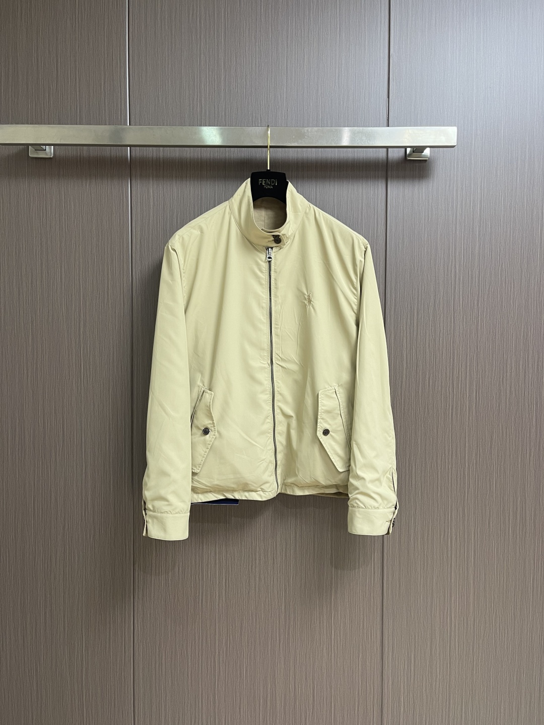 RalP🆕h Lauren 标识刺绣双面穿夹克外套，定制哑光云纹塔夫绸面料，以及斜纹提花织锦，一衣双生，