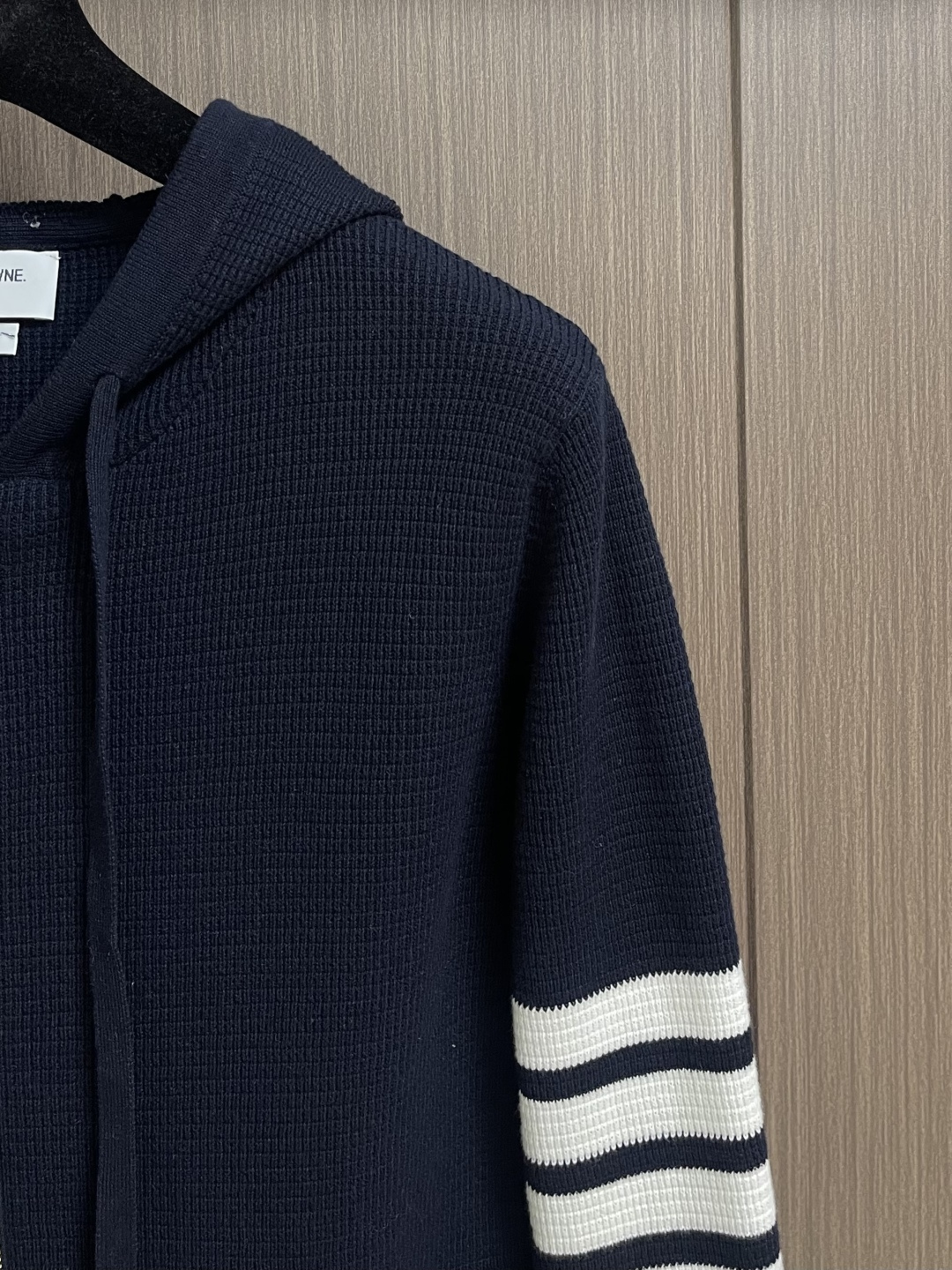 Thom Browne TB 新款嵌条四杠连帽拉链外套，采用斯托尔14针专机采用48支棉纱针织而成，原版