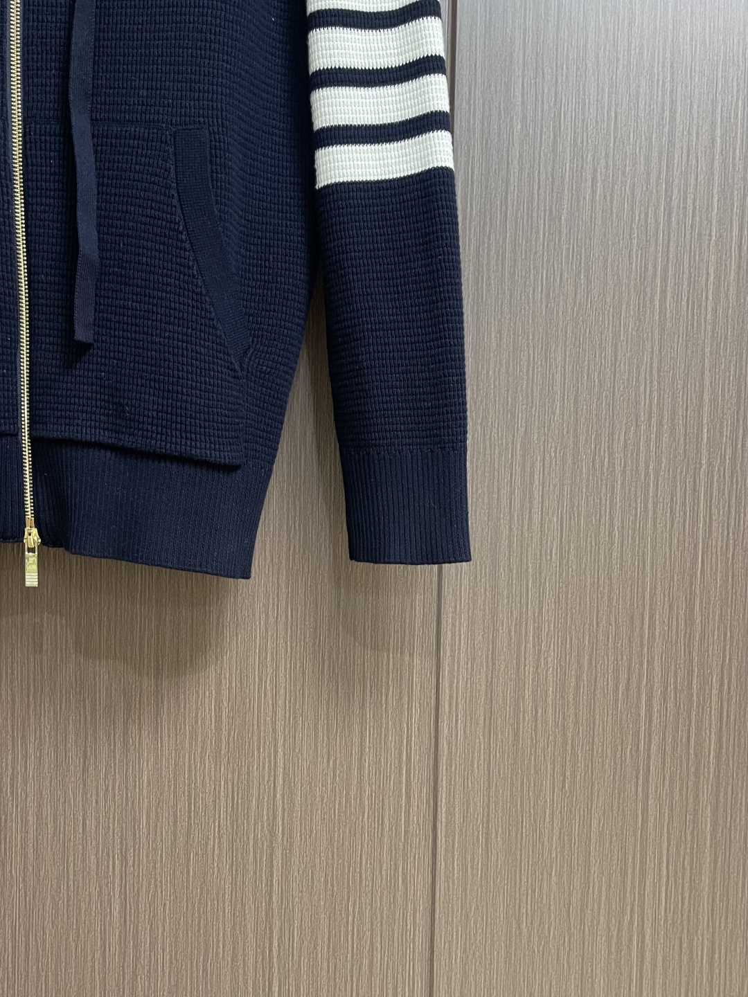 Thom Browne TB 新款嵌条四杠连帽拉链外套，采用斯托尔14针专机采用48支棉纱针织而成，原版