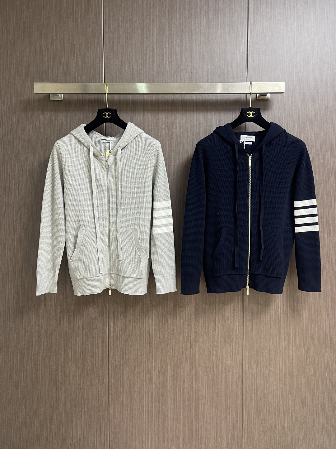 Thom Browne TB 新款嵌条四杠连帽拉链外套，采用斯托尔14针专机采用48支棉纱针织而成，原版