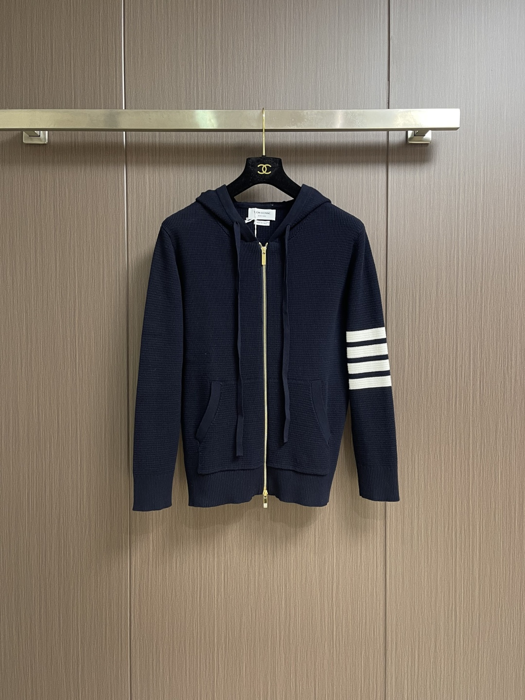 Thom Browne TB 新款嵌条四杠连帽拉链外套，采用斯托尔14针专机采用48支棉纱针织而成，原版