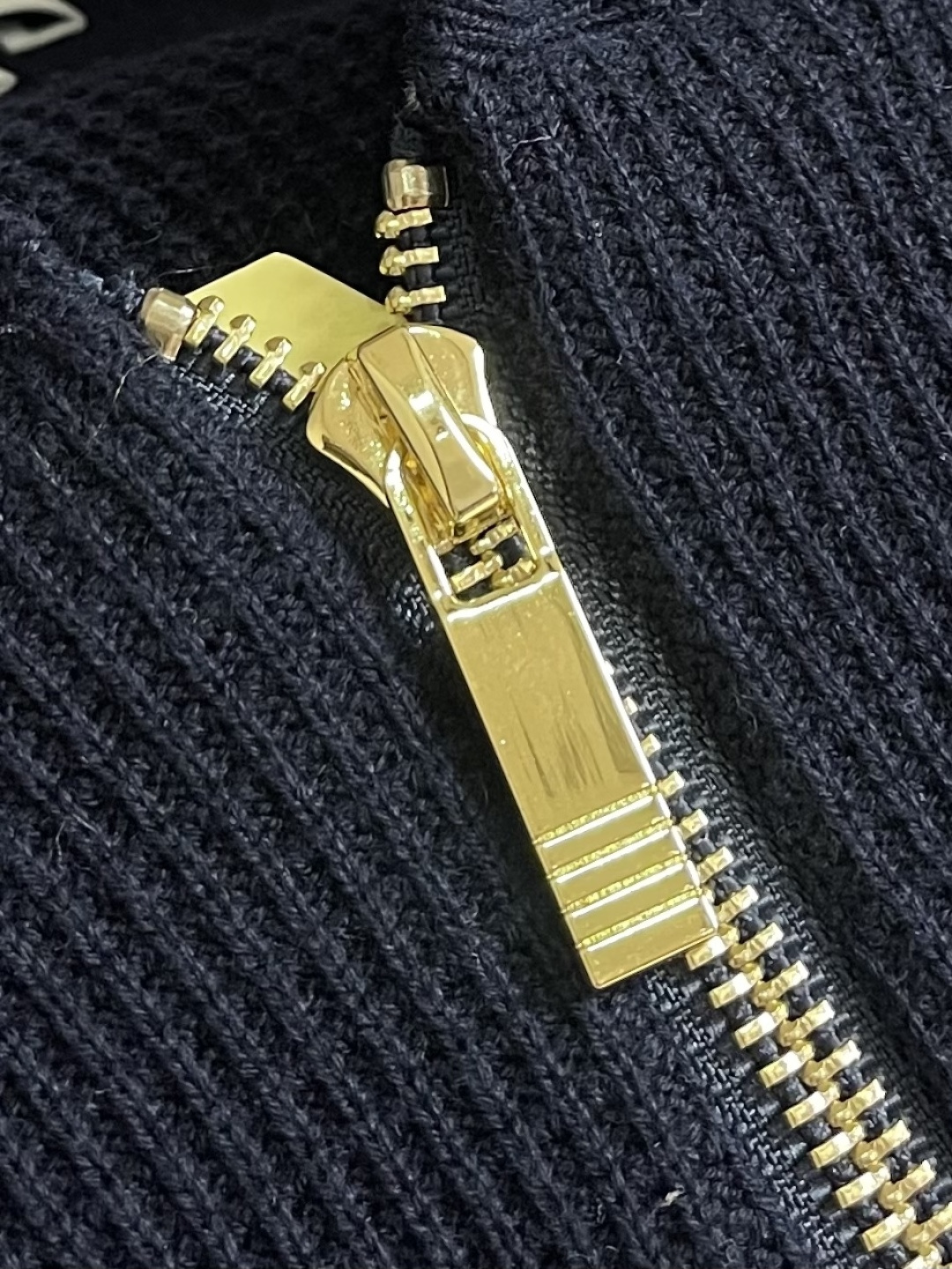 Thom Browne TB 新款嵌条四杠连帽拉链外套，采用斯托尔14针专机采用48支棉纱针织而成，原版