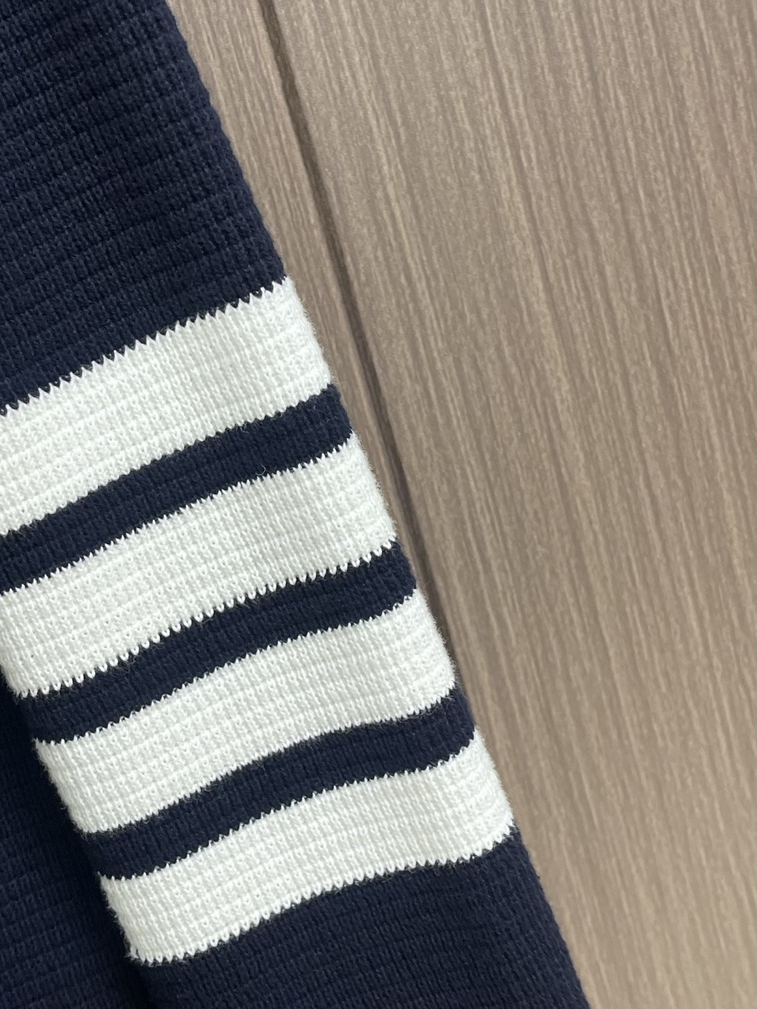 Thom Browne TB 新款嵌条四杠连帽拉链外套，采用斯托尔14针专机采用48支棉纱针织而成，原版