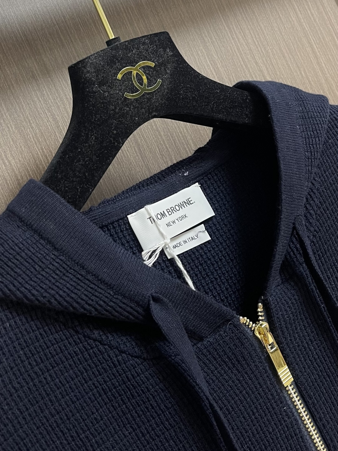 Thom Browne TB 新款嵌条四杠连帽拉链外套，采用斯托尔14针专机采用48支棉纱针织而成，原版