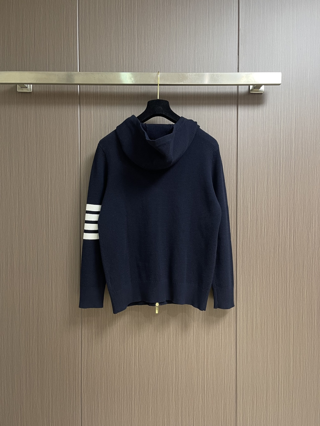 Thom Browne TB 新款嵌条四杠连帽拉链外套，采用斯托尔14针专机采用48支棉纱针织而成，原版